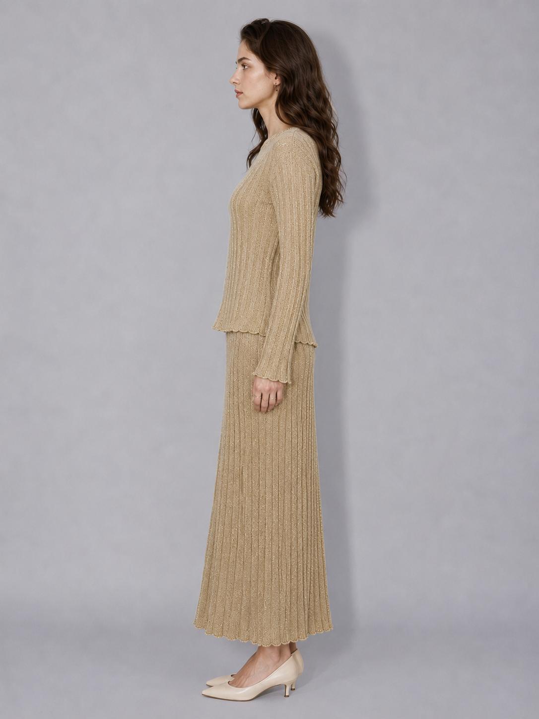 ODM and OEM manufacturers customize suit-style knitted clothing. High-quality wool and cashmere knitted suit sets for ladies.