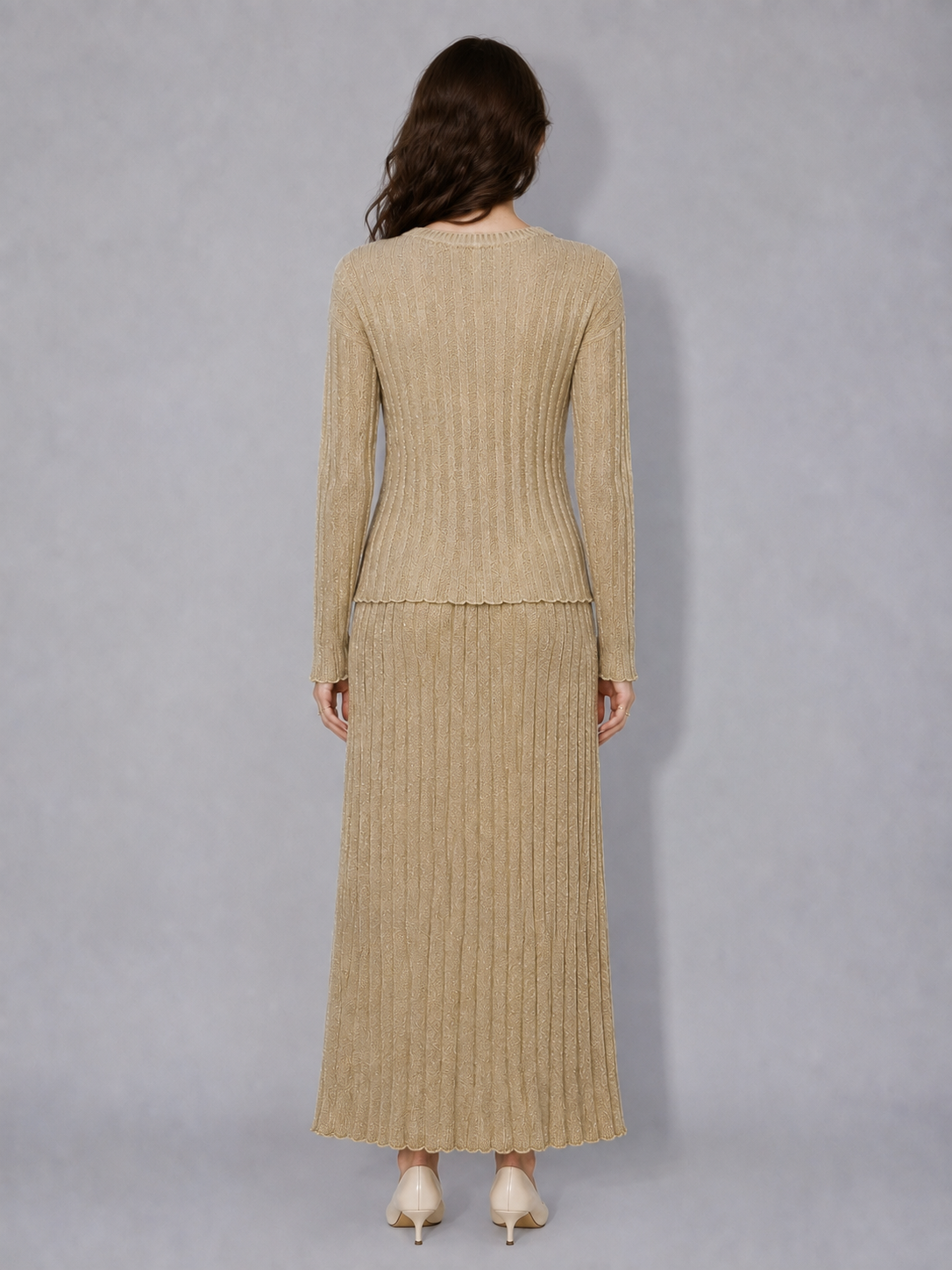 ODM and OEM manufacturers customize suit-style knitted clothing. High-quality wool and cashmere knitted suit sets for ladies.