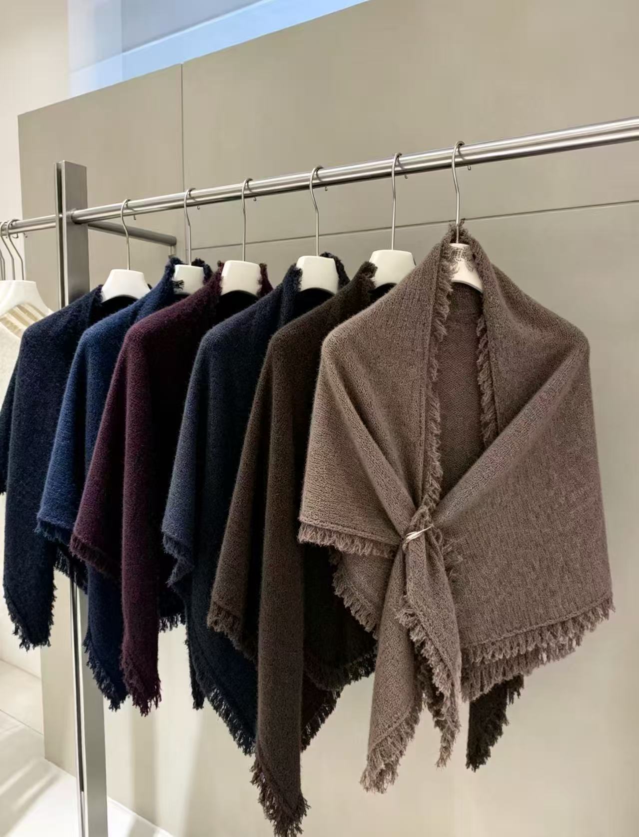 Women Minimalist Luxury Brushed Knit Shawl Wrap Fringe Edge Triangle Poncho With Decorative Buckle Custom Color Logo OEM ODM Wholesale