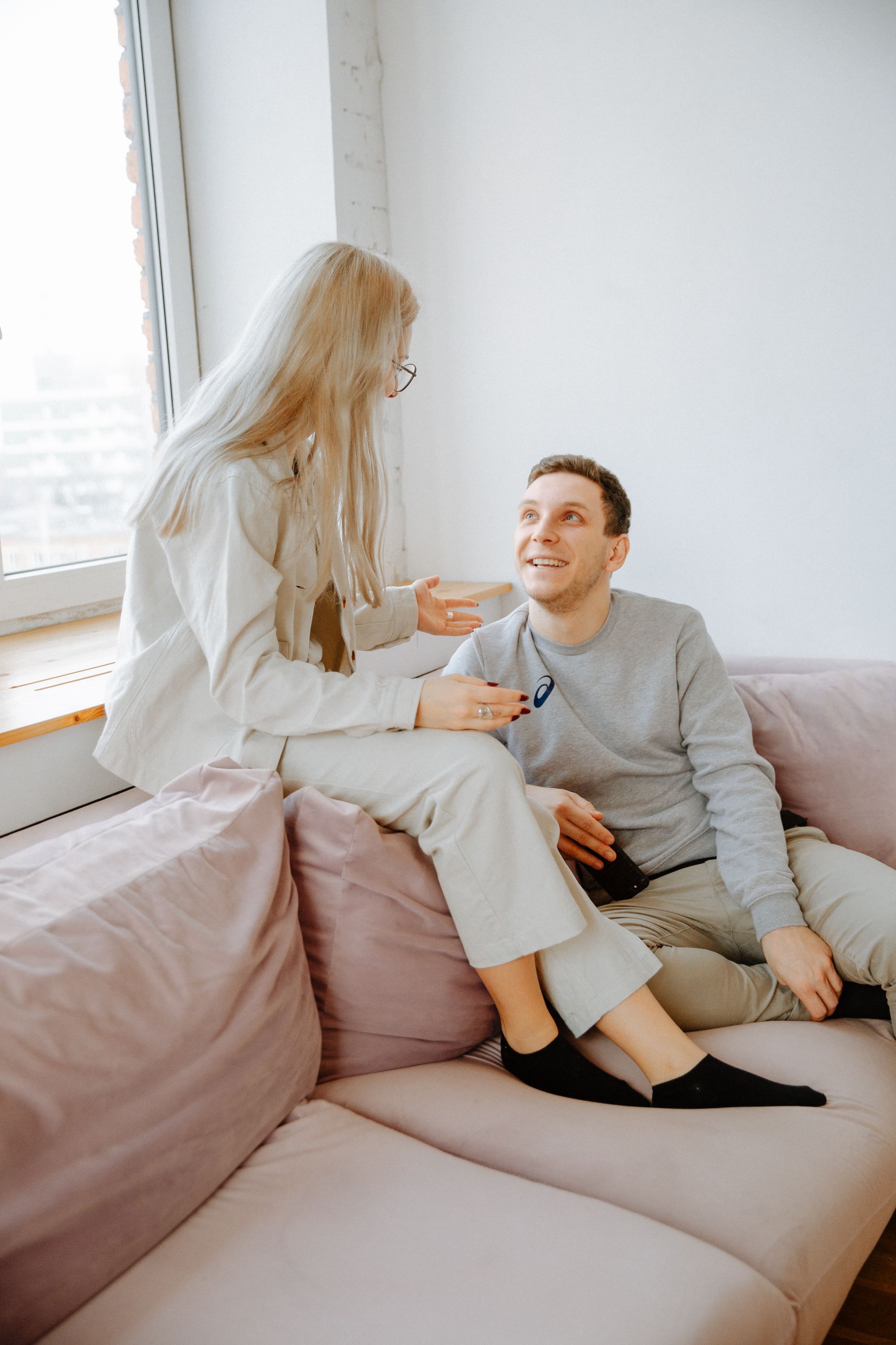 Casal conversa sobre limites, curiosidade e confian&ccedil;a em casa.