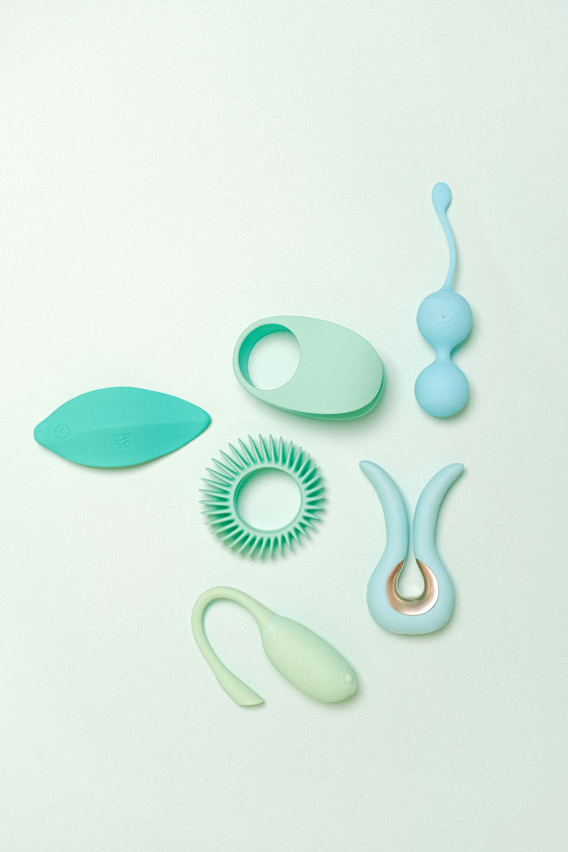 Brinquedos &iacute;ntimos de silicone em uma composi&ccedil;&atilde;o limpa, ilustrando a escolha de est&iacute;mulos confort&aacute;veis.