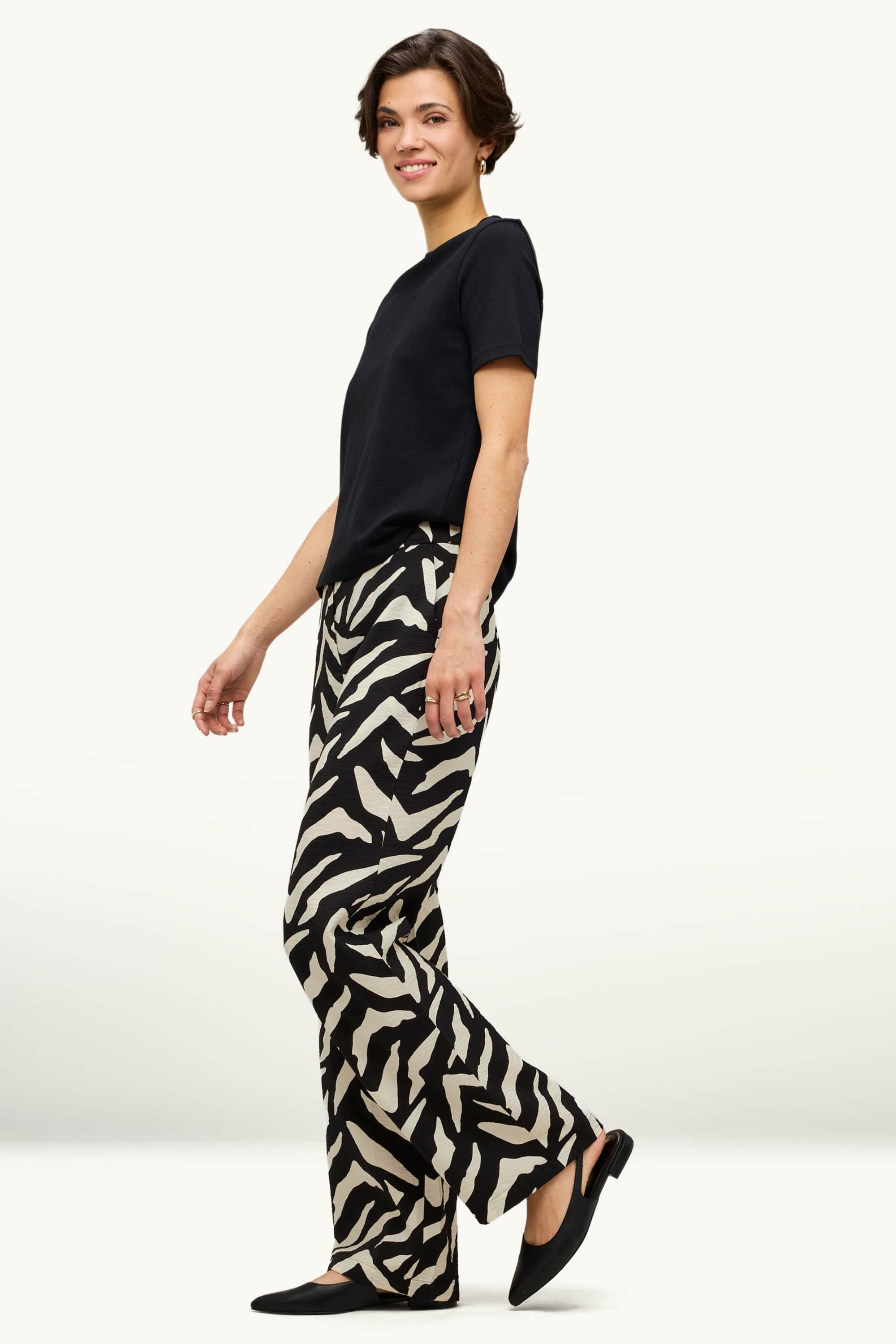 Cloth trousers - high waist - wide leg - patterned black / white