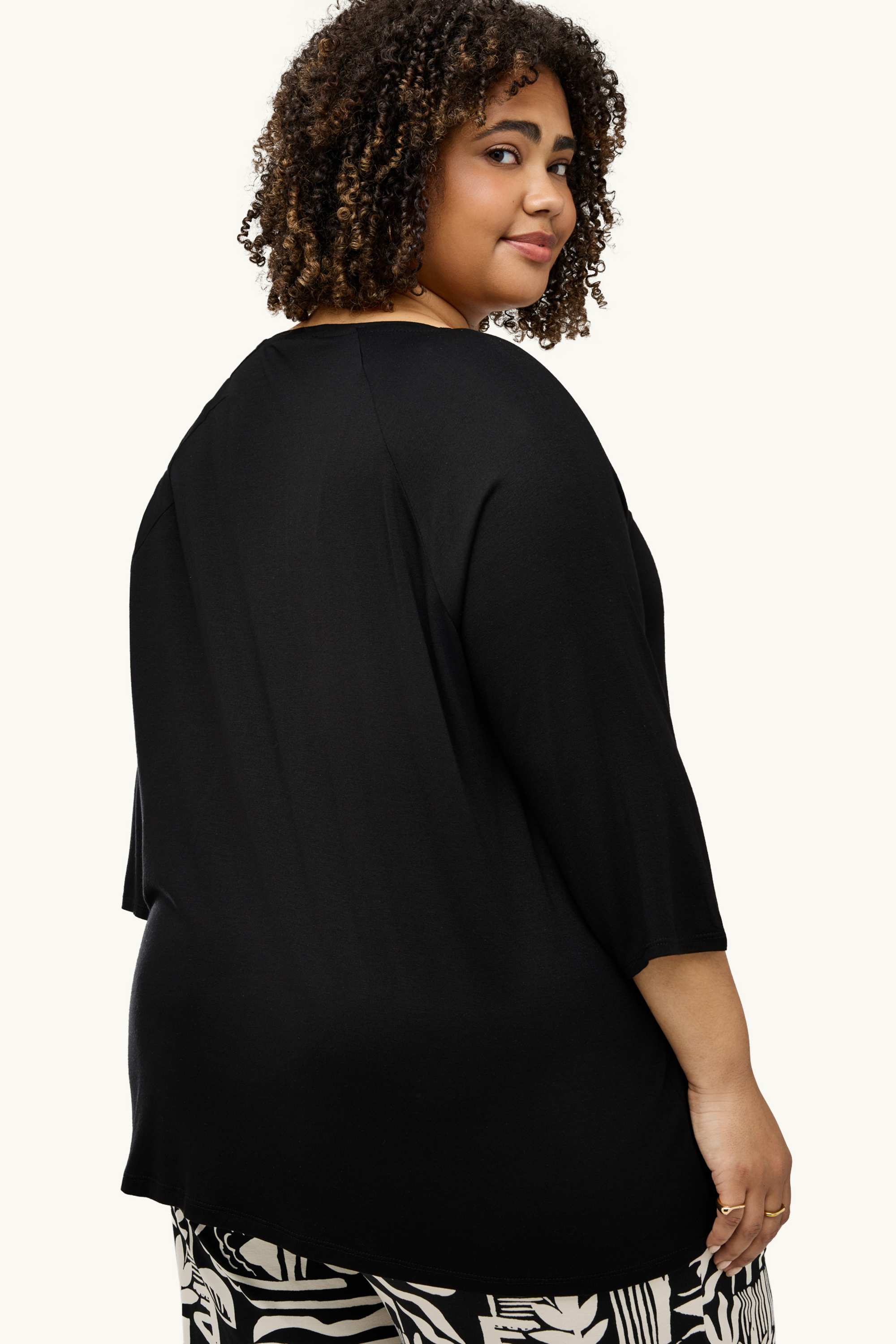 T-shirt black