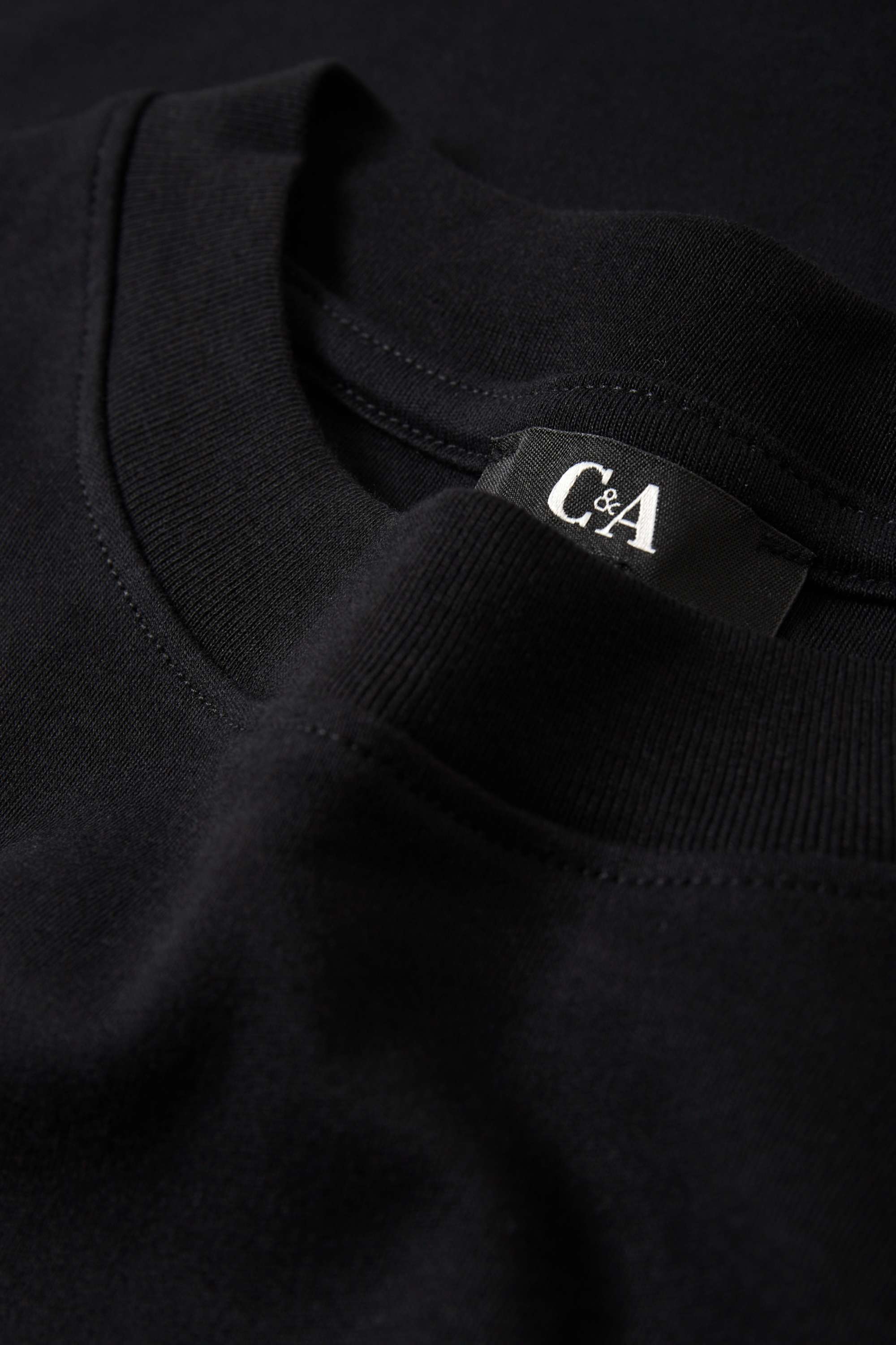 T-shirt black
