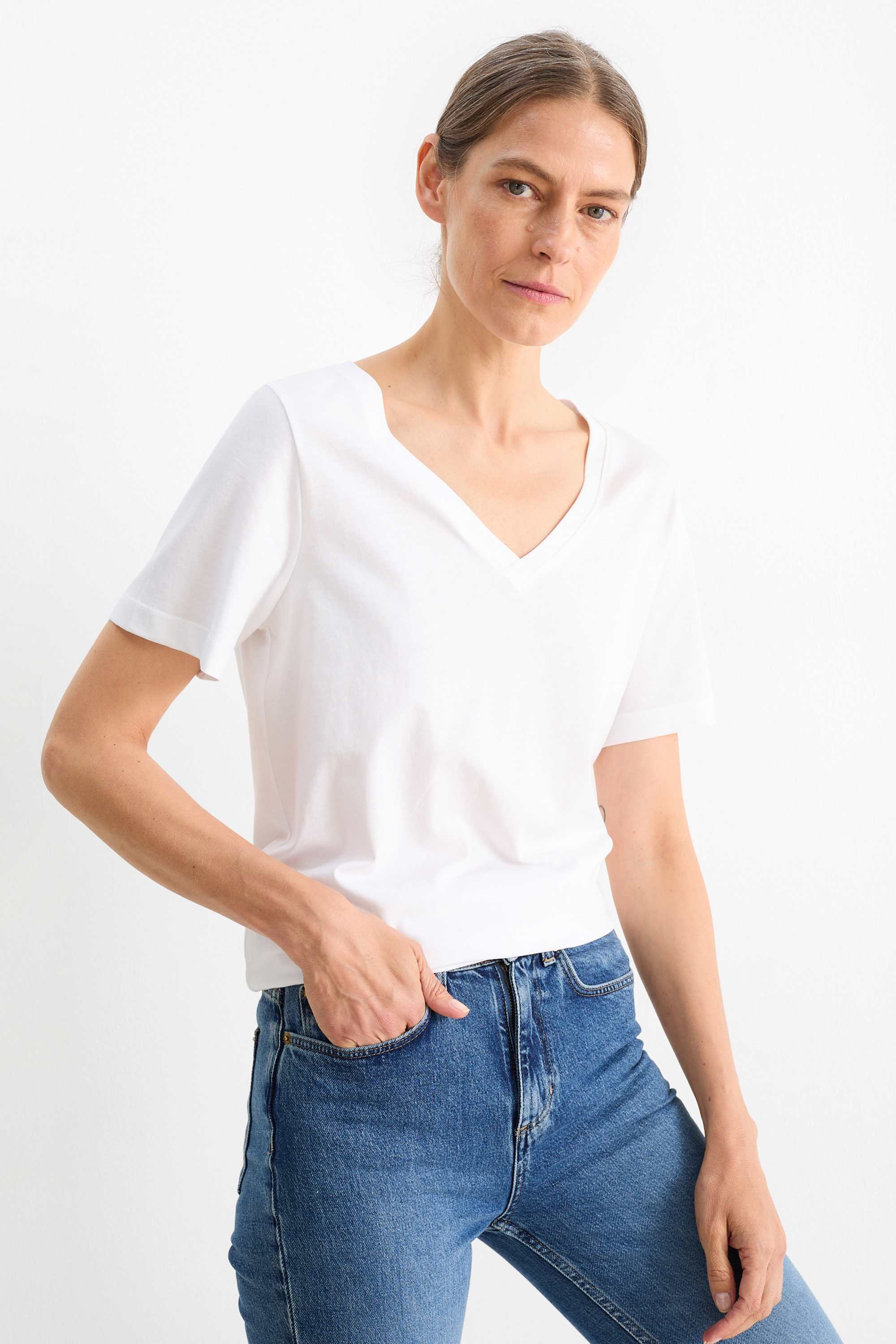 V-neck T-shirt - regular fit white