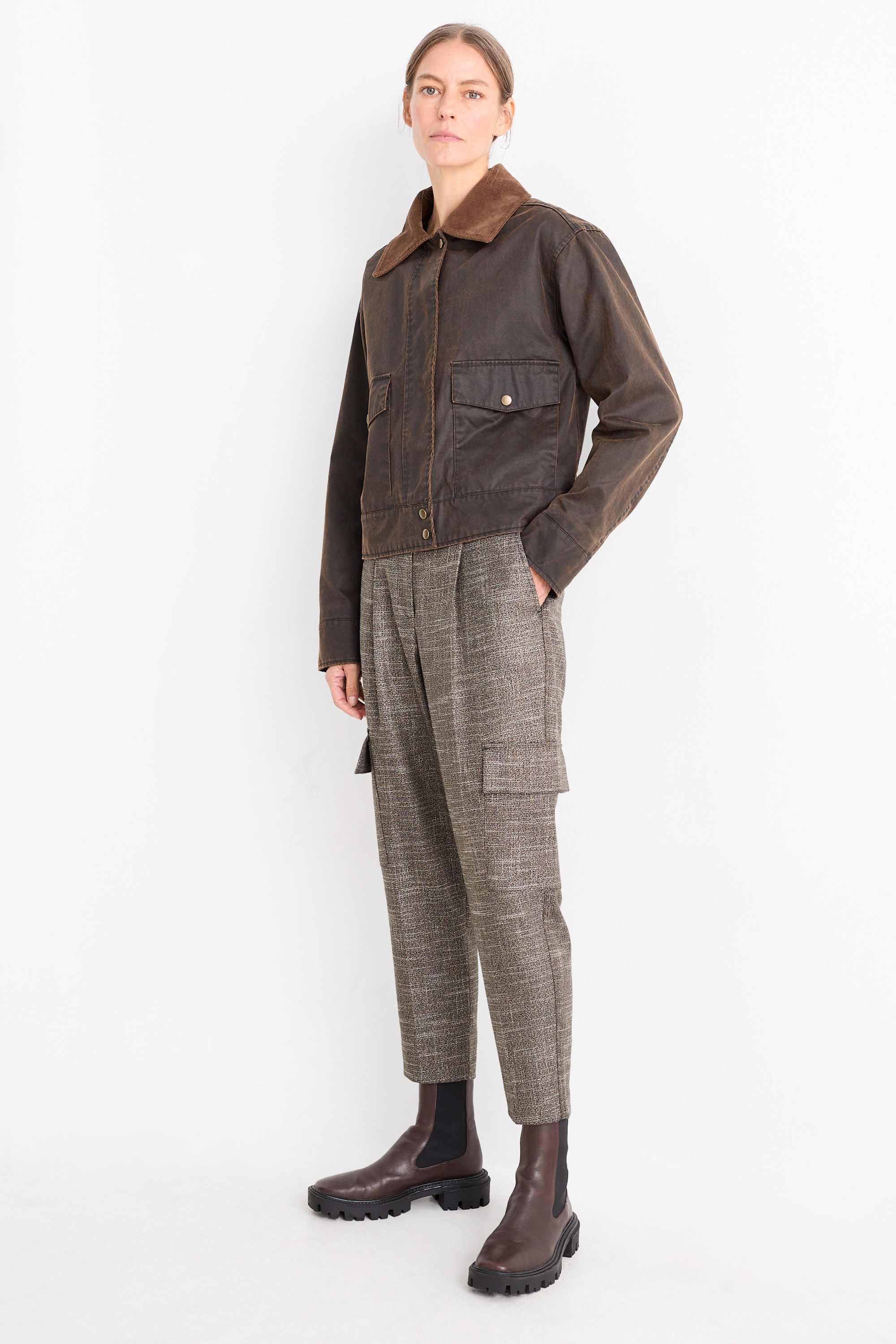 Cargo trousers - mid-rise waist - tapered fit gray-brown