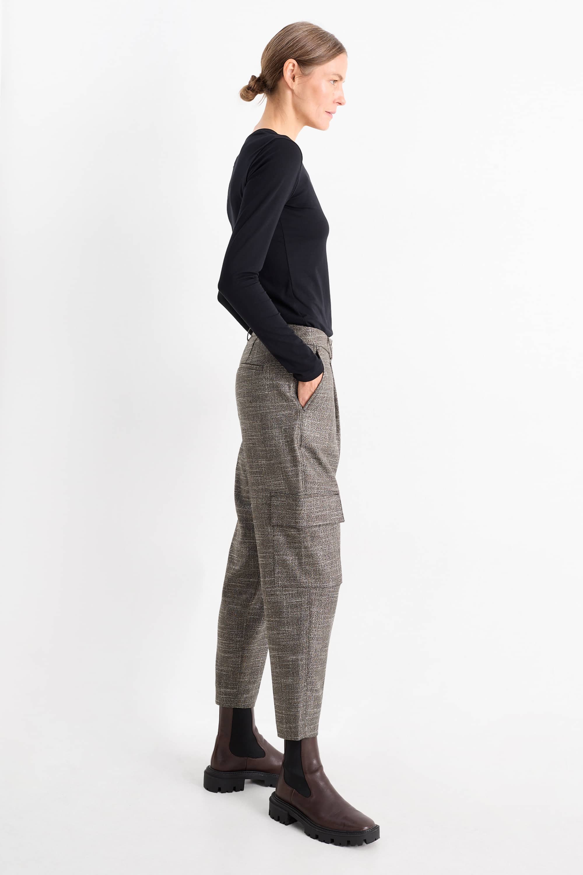 Cargo trousers - mid-rise waist - tapered fit gray-brown