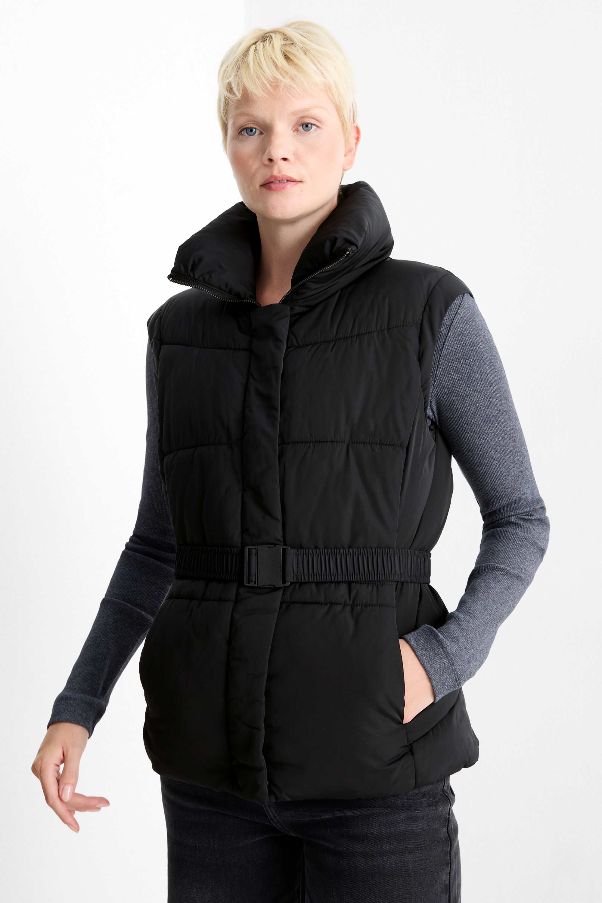 Quilted gilet with belt black