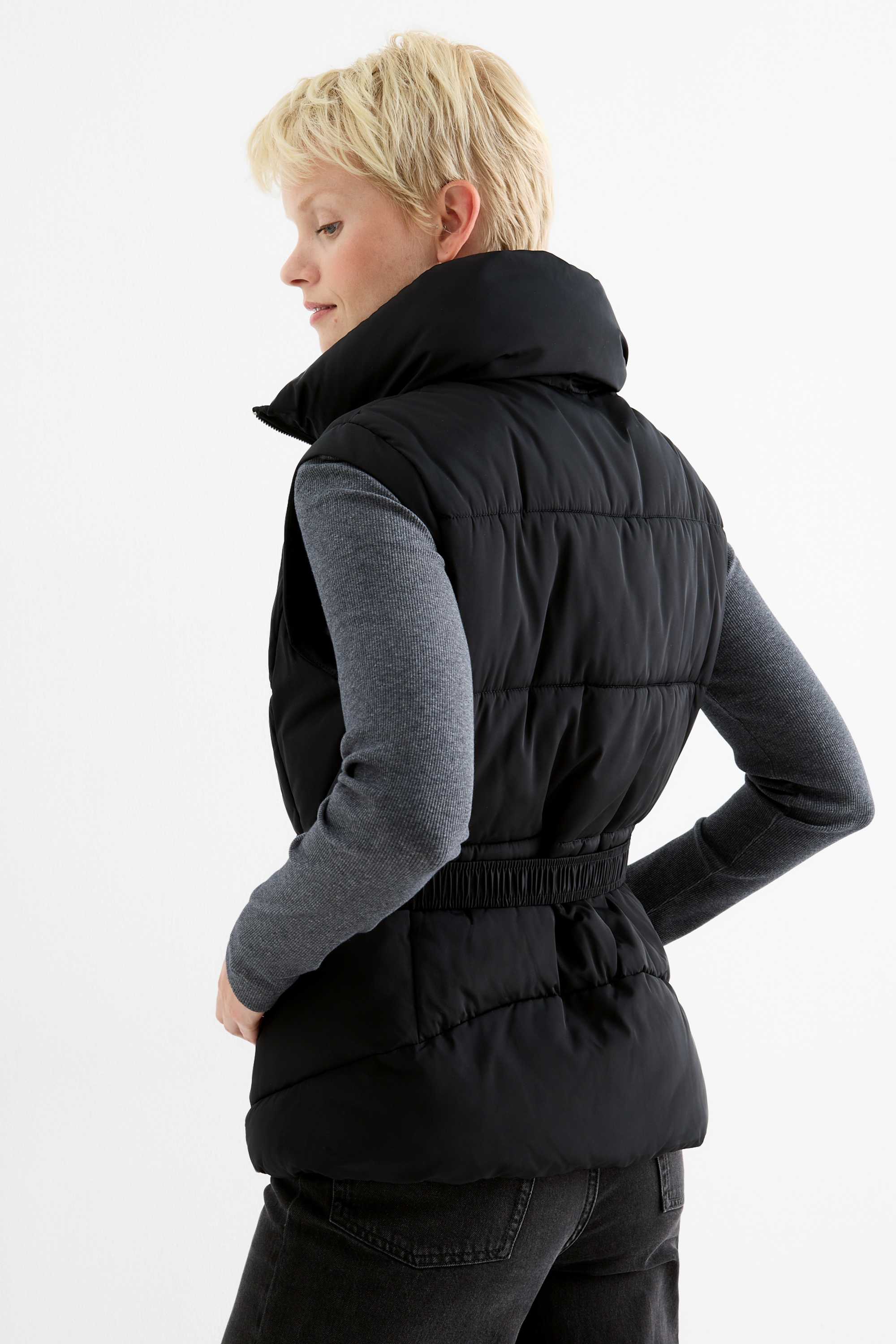 Quilted gilet with belt black