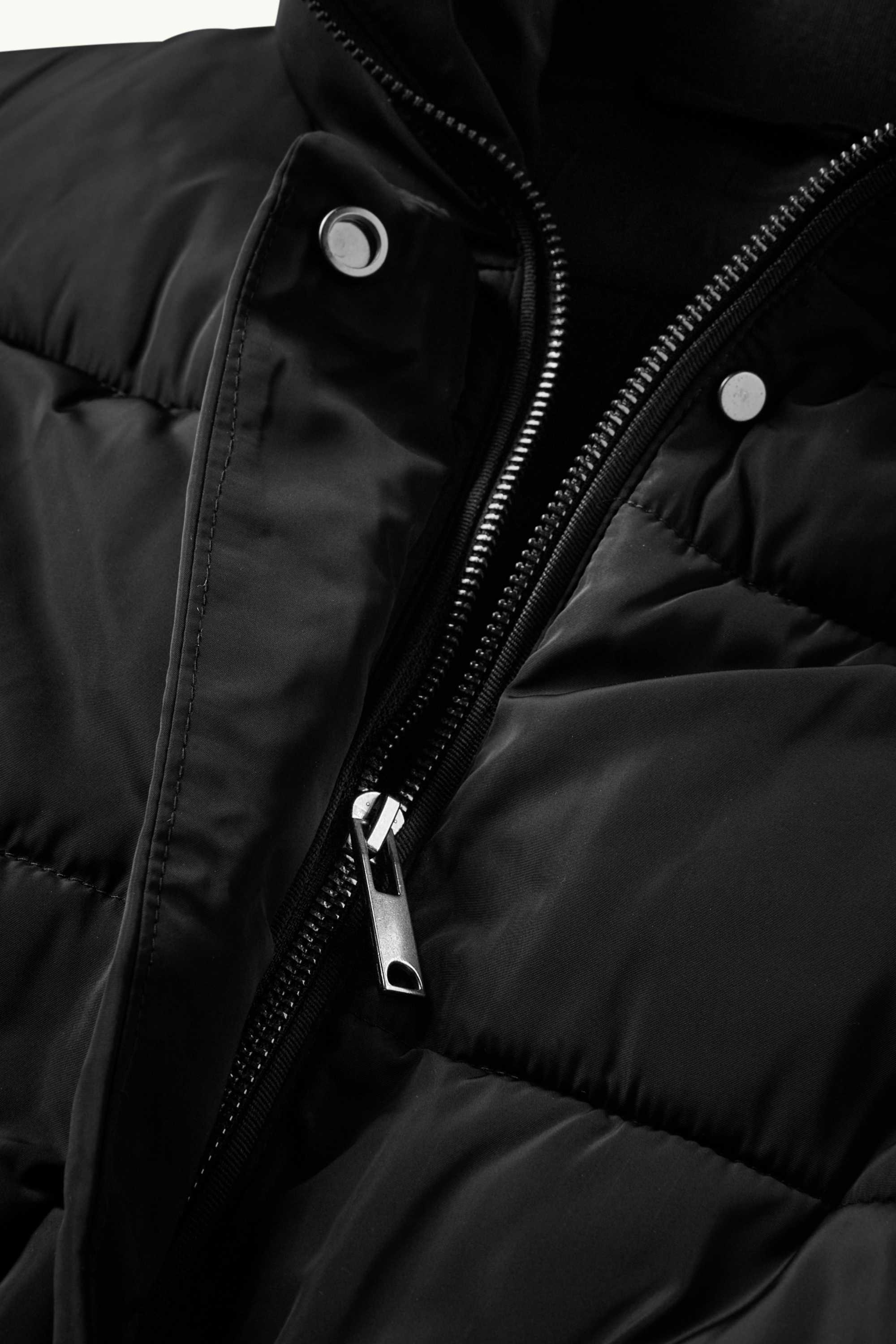Quilted gilet with belt black