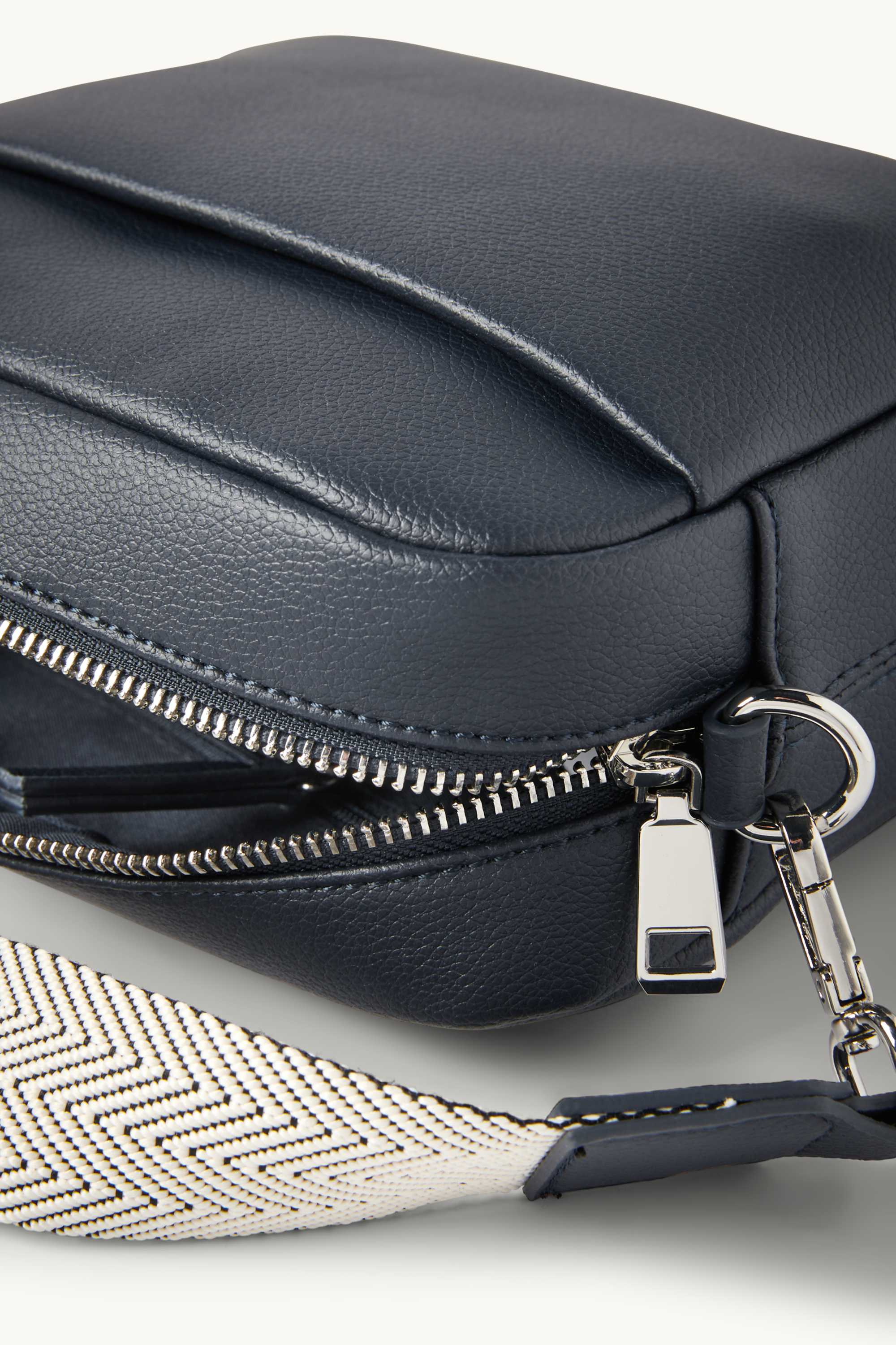 Crossbody bag with detachable bag strap - faux leather dark blue