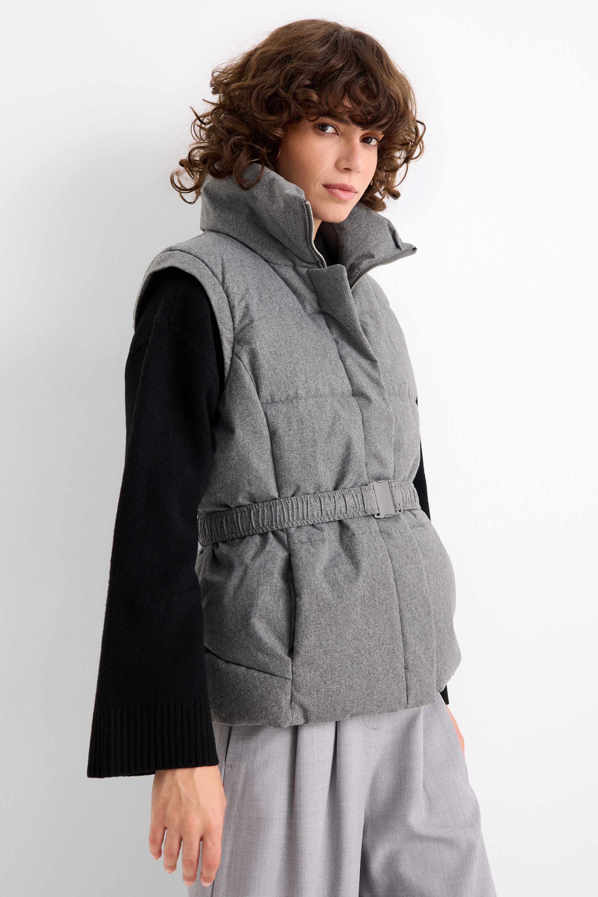 Quilted gilet with belt gray