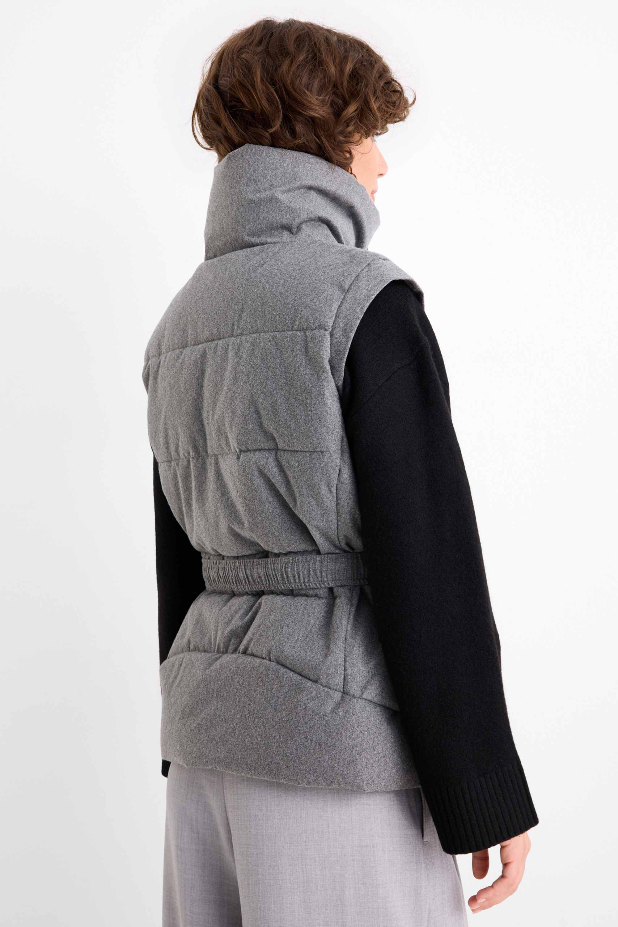 Quilted gilet with belt gray