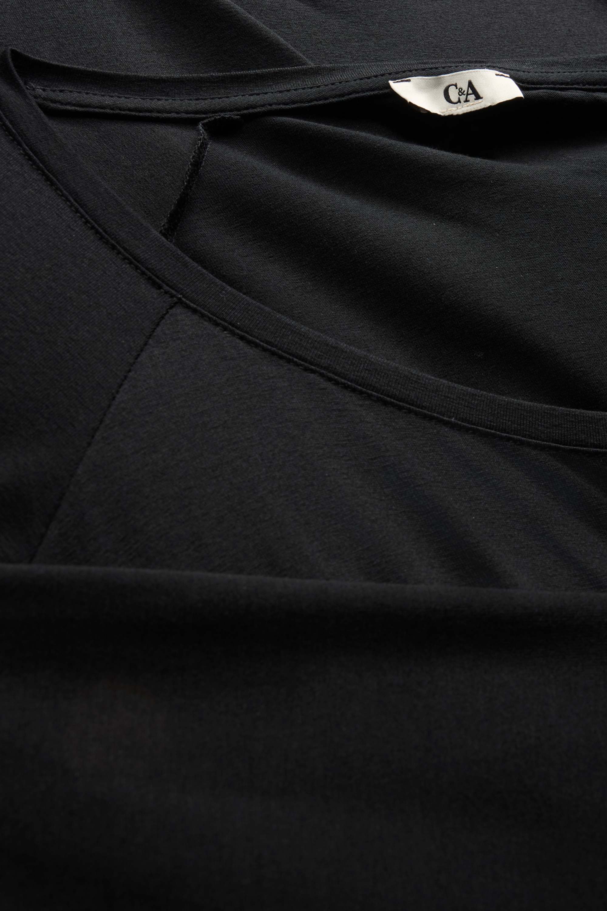 T-shirt black