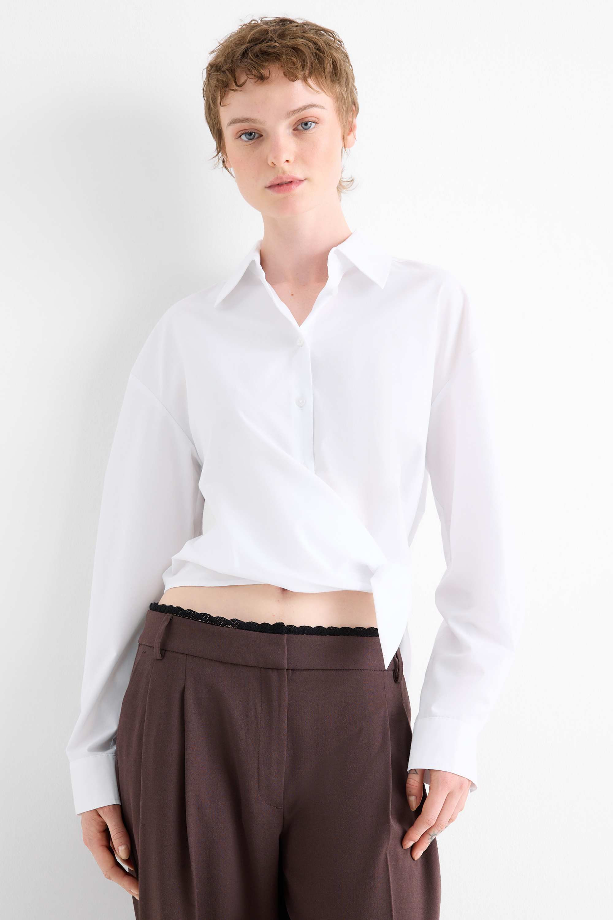 Cropped blouse with knot detail white