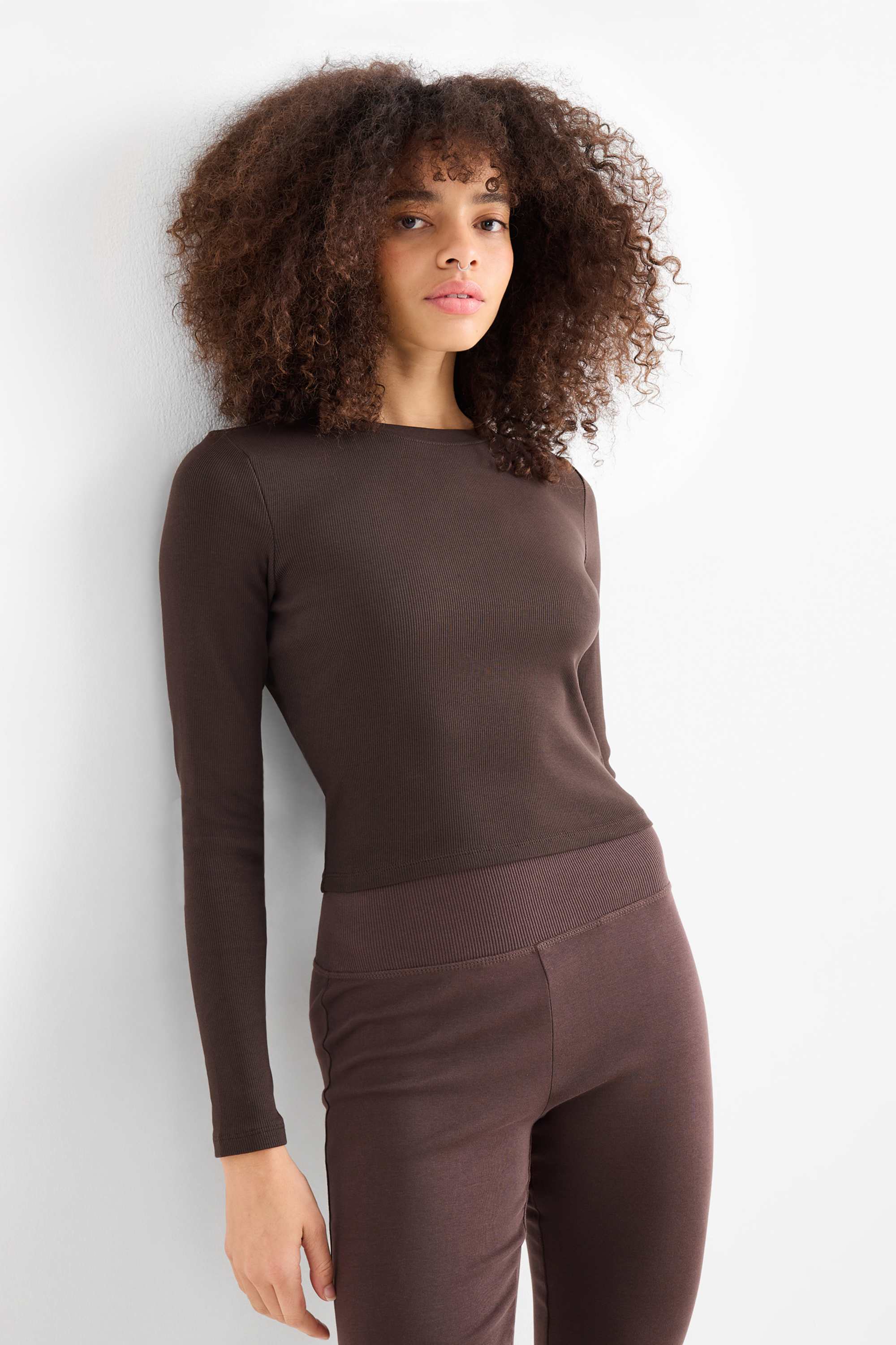 Cropped long sleeve top - ribbed dark brown