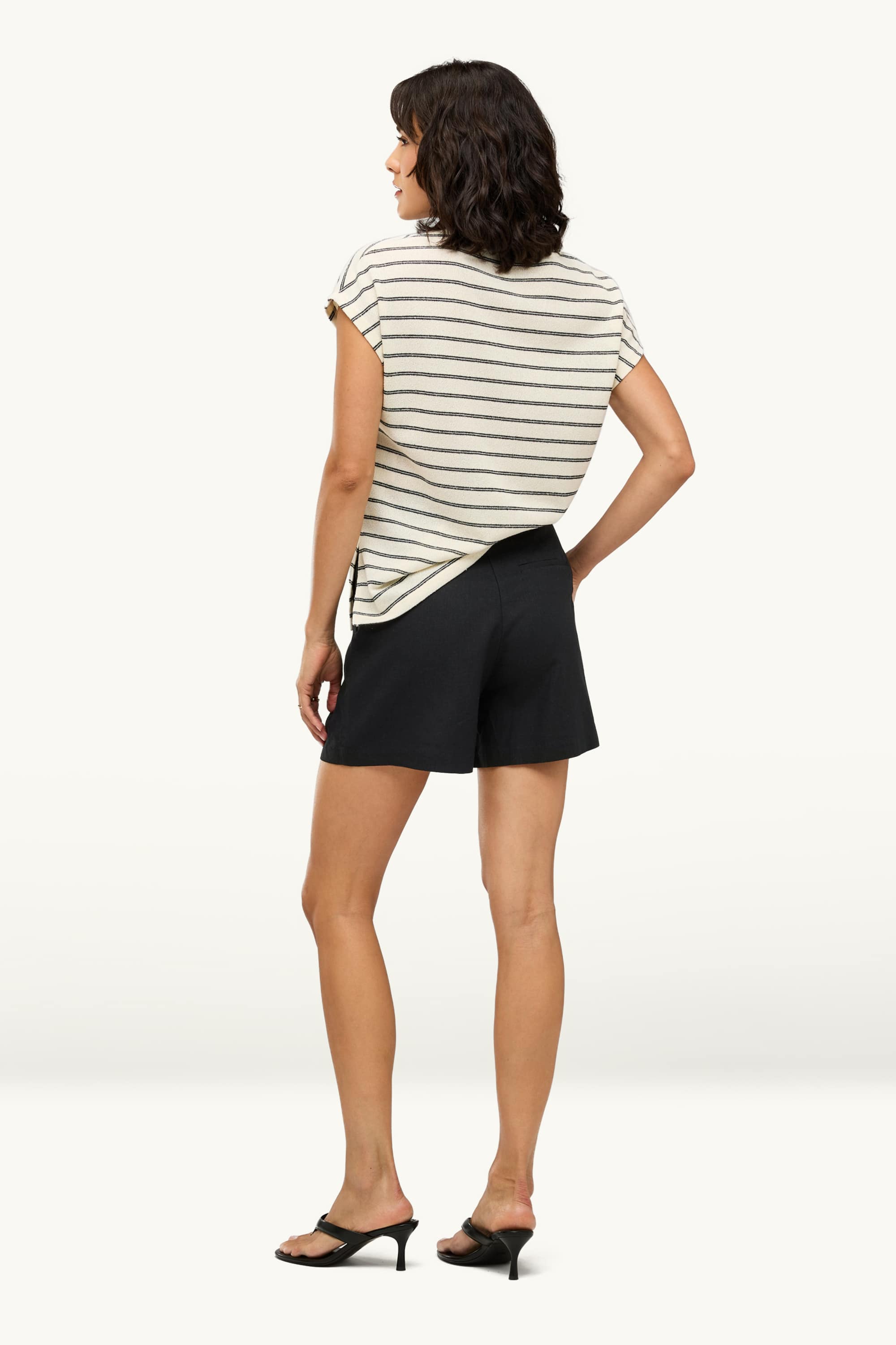 Shorts - mid-rise waist - linen blend black