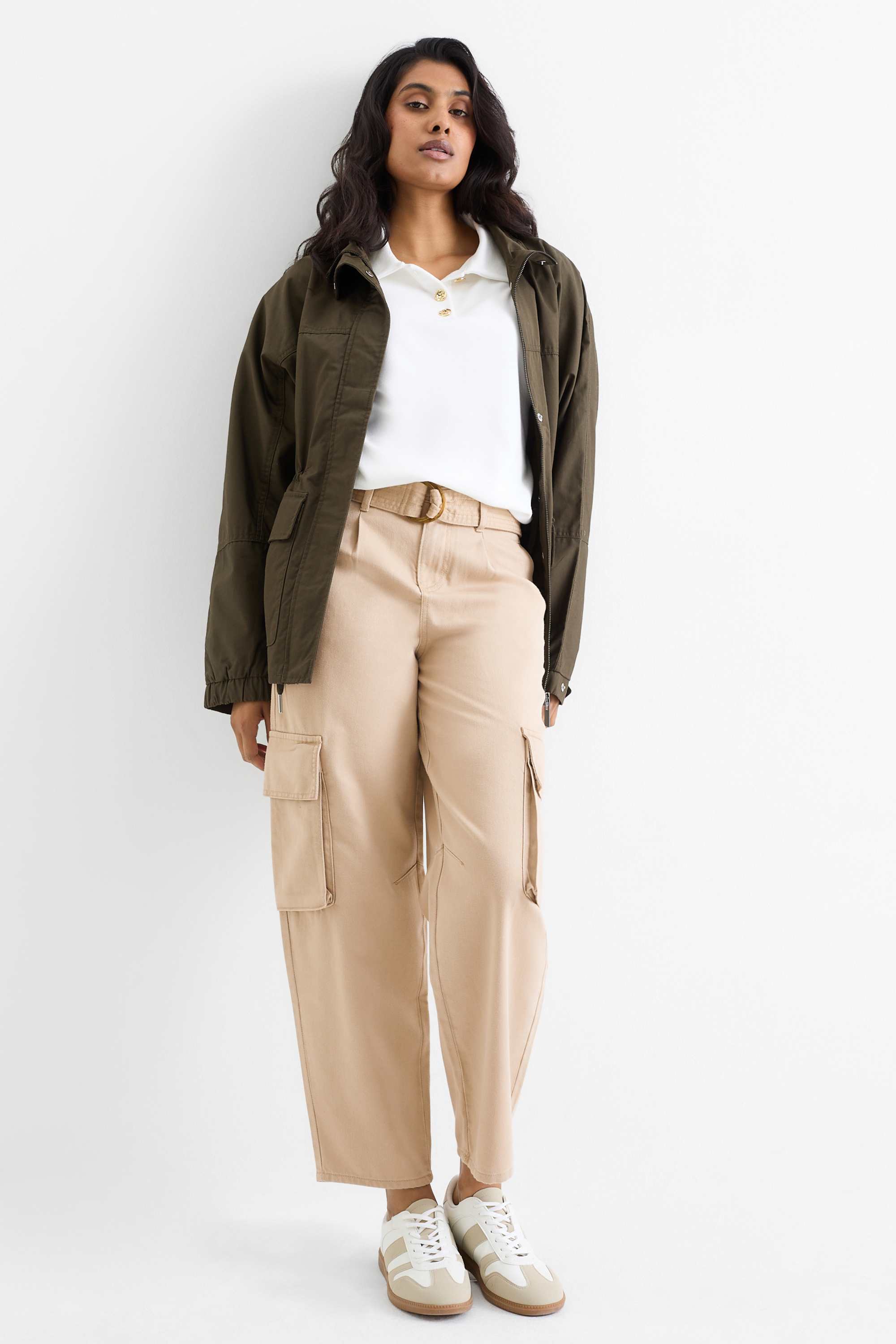 Cargo trousers with belt - high-rise waist - tapered fit beige