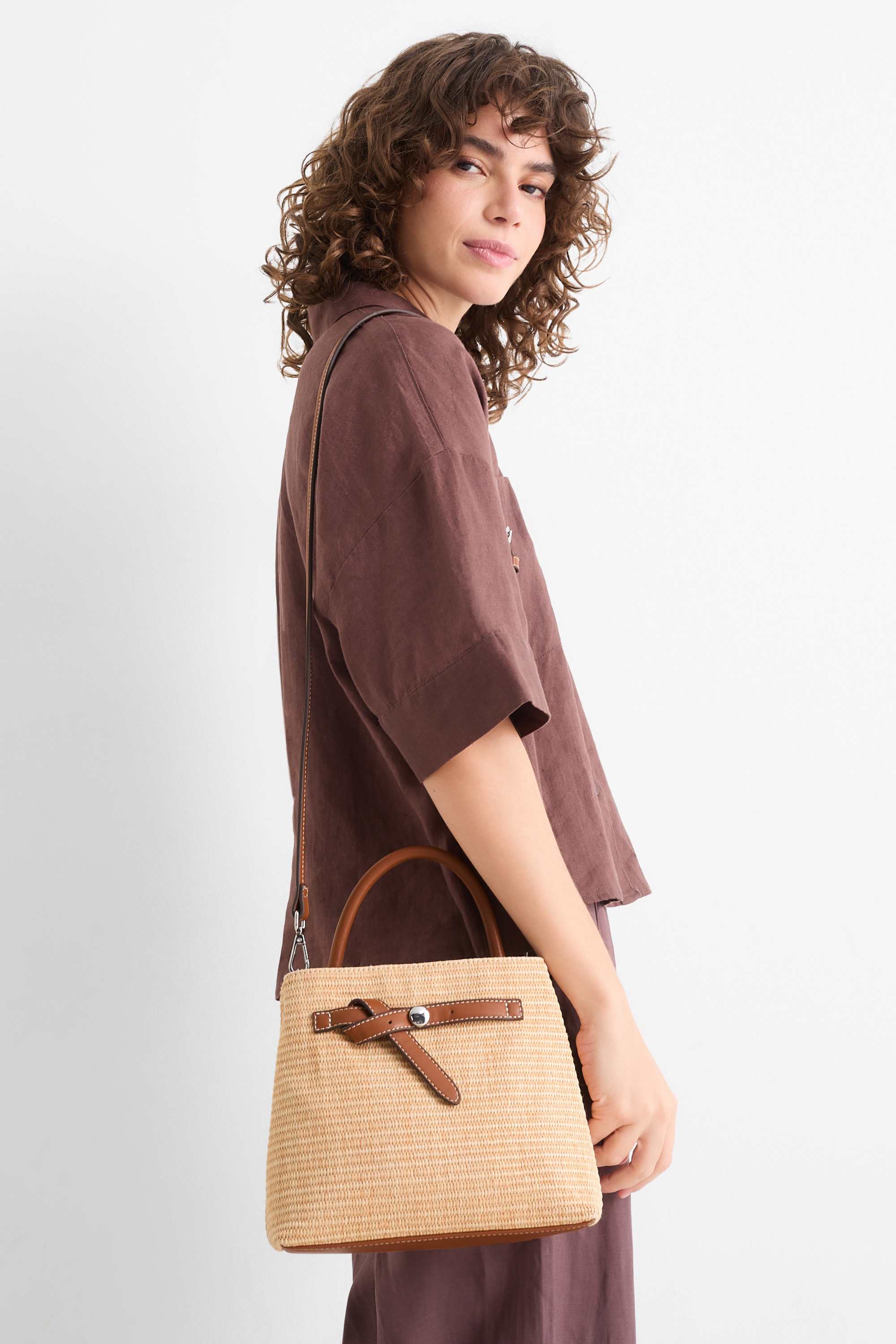 Bast crossbody bag with detachable bag strap beige / brown