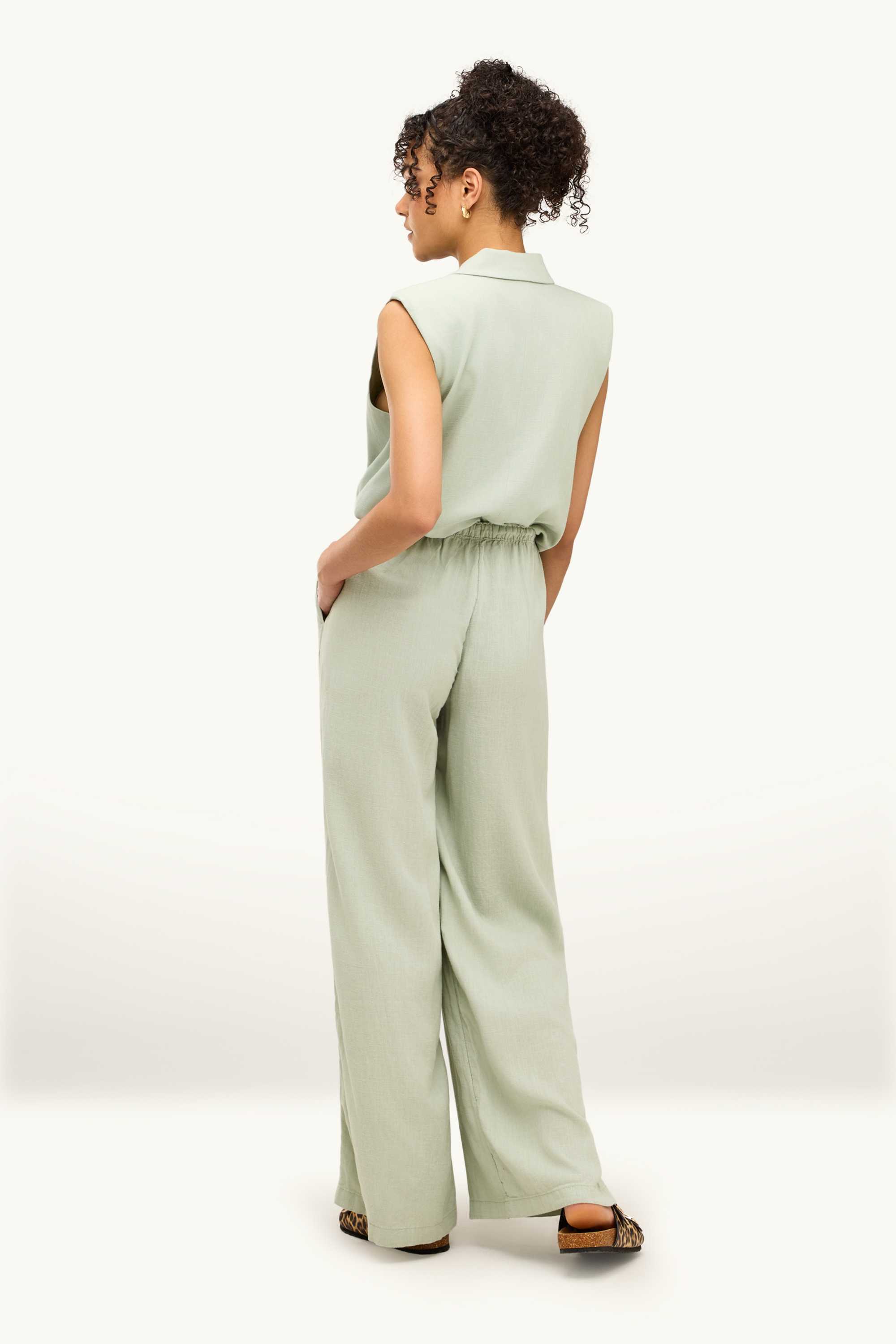 Cloth trousers with linen content - mid-rise waist - loose fit green