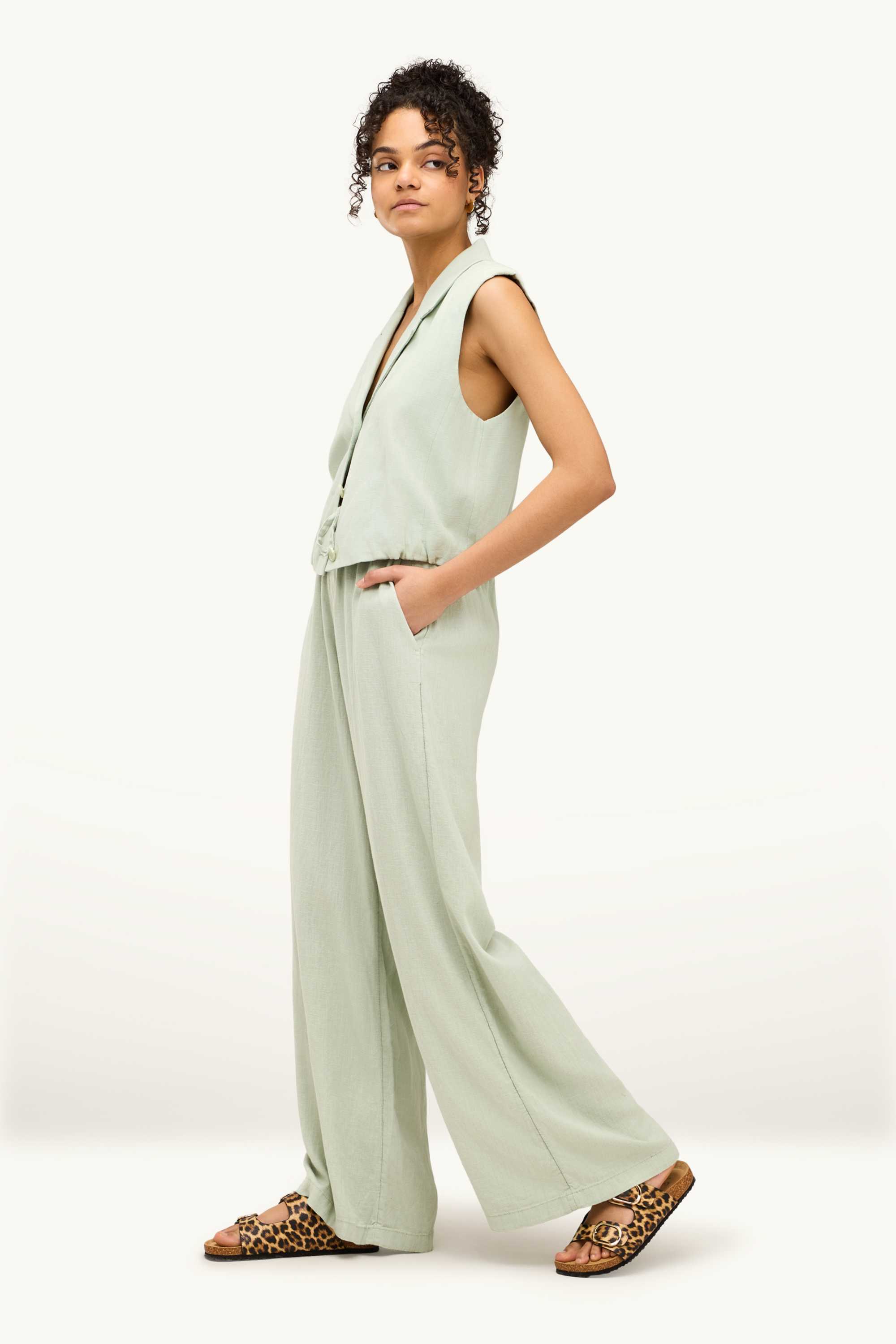 Cloth trousers with linen content - mid-rise waist - loose fit green