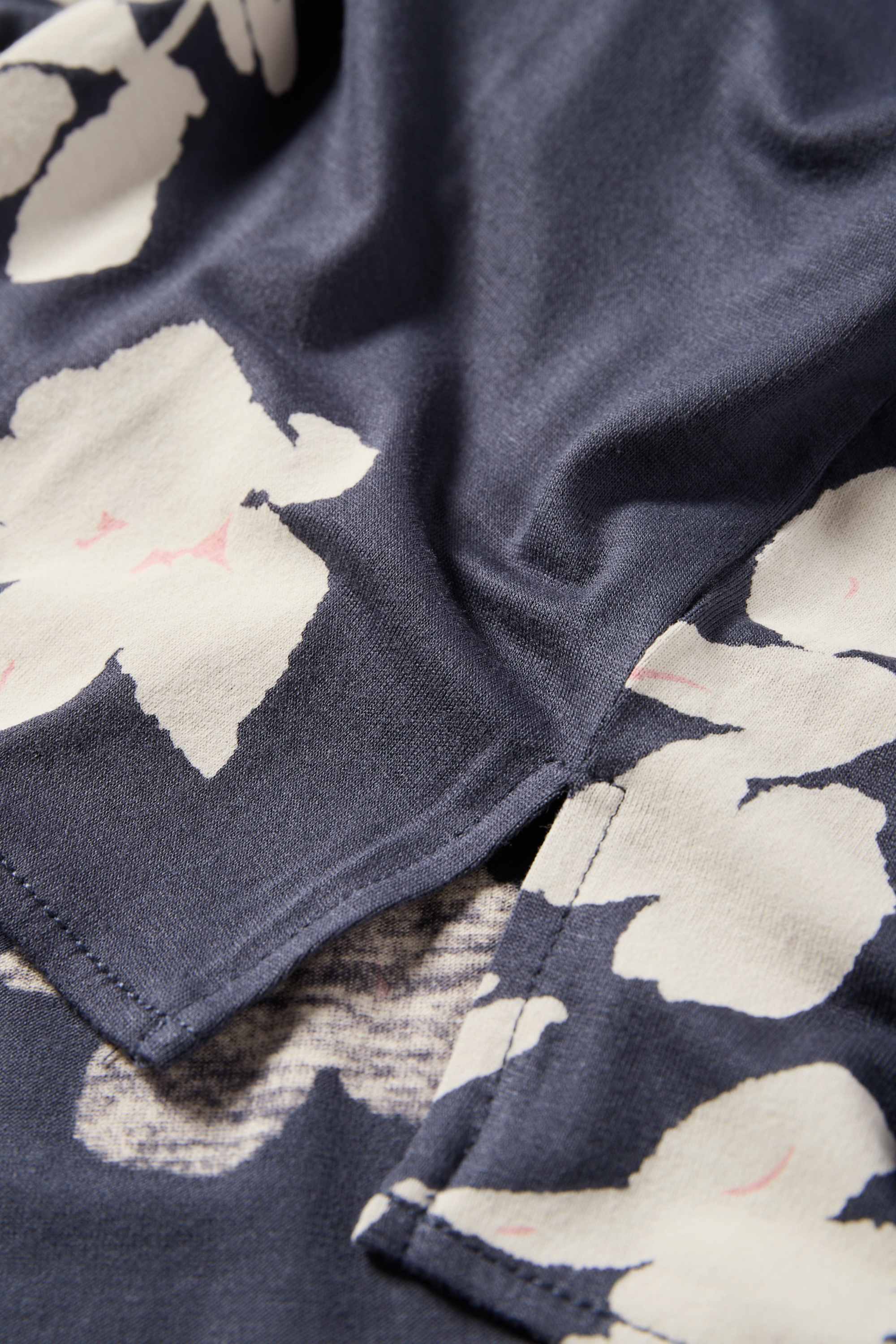 Viscose nightdress - floral dark blue / creme white