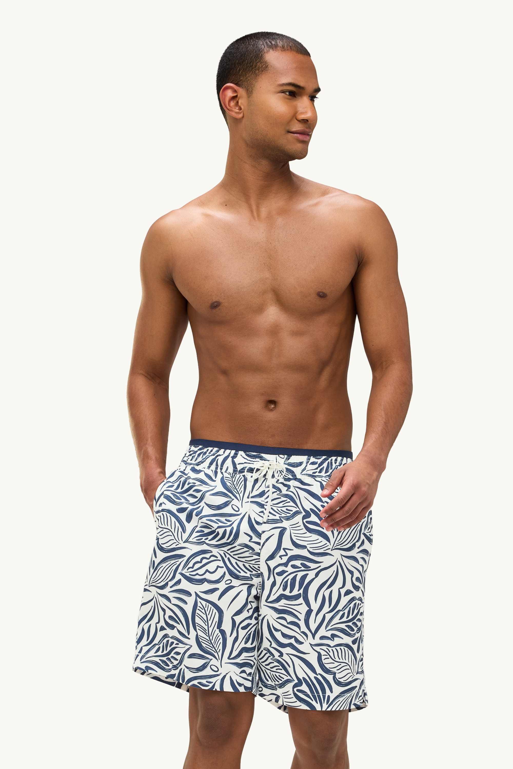 Swim shorts - patterned white / blue