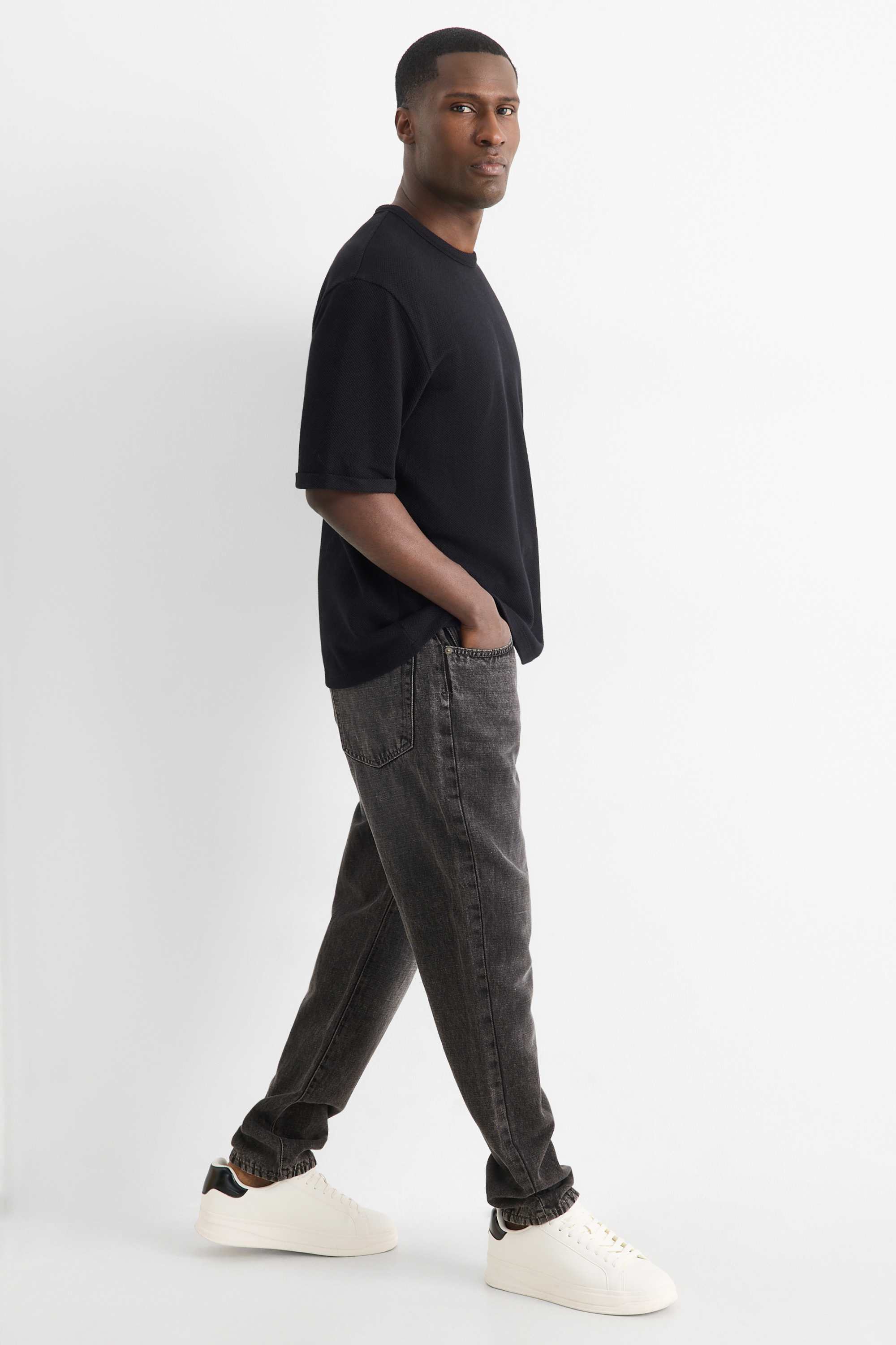 Relaxed tapered jeans with linen content black