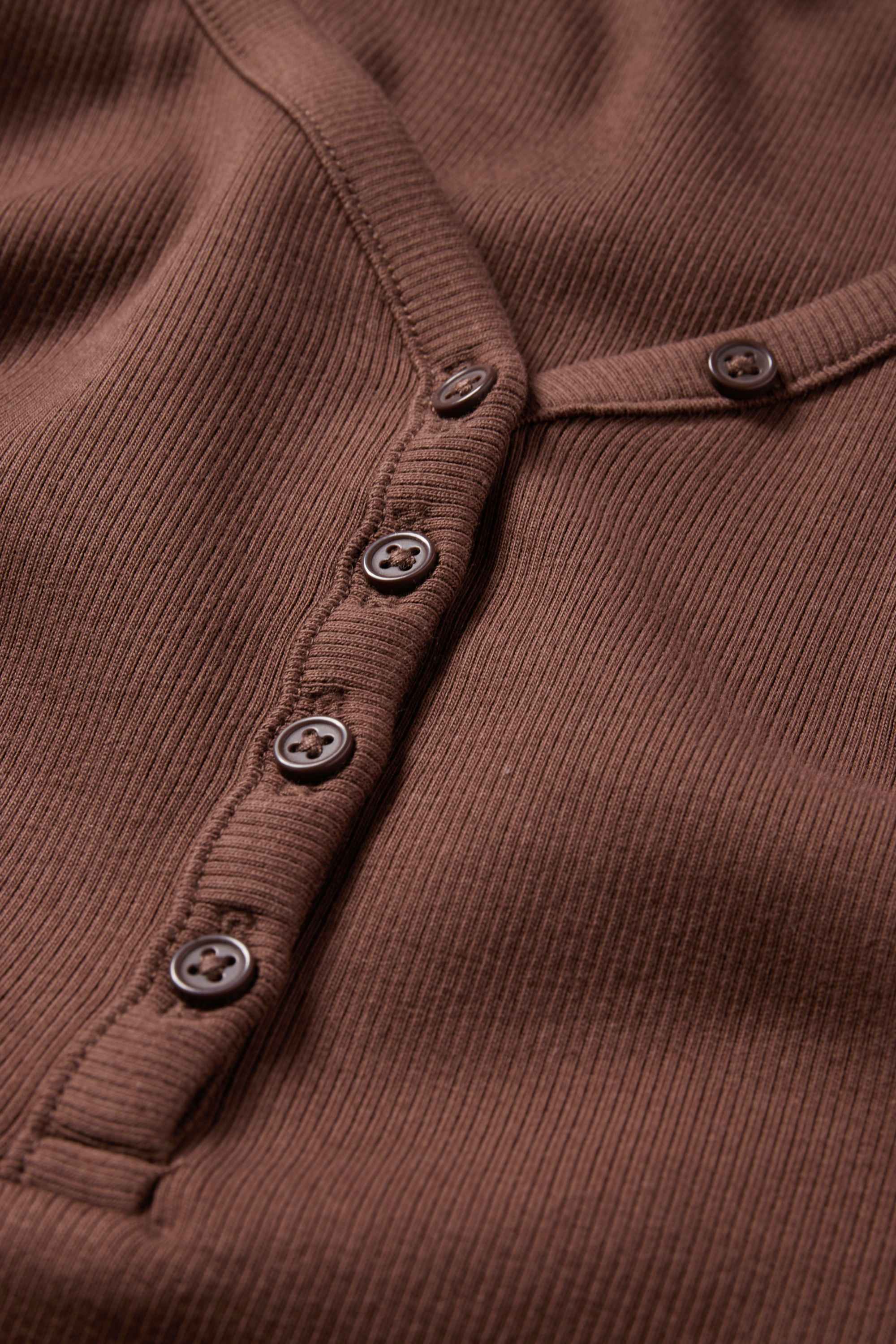 Cropped Henley T-shirt - slim fit - ribbed dark brown