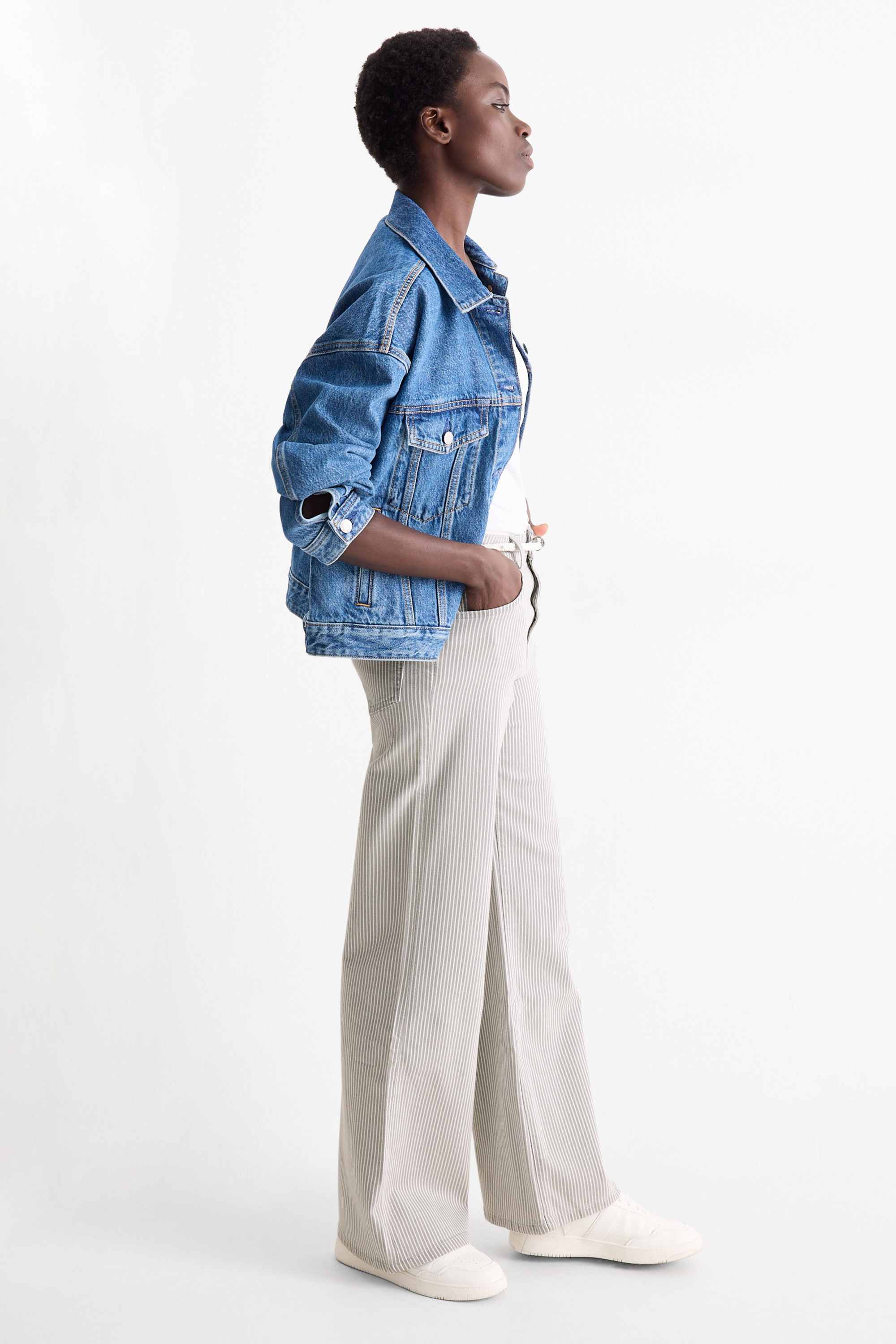 Wide leg jeans with belt - mid-rise waist - striped white / gray