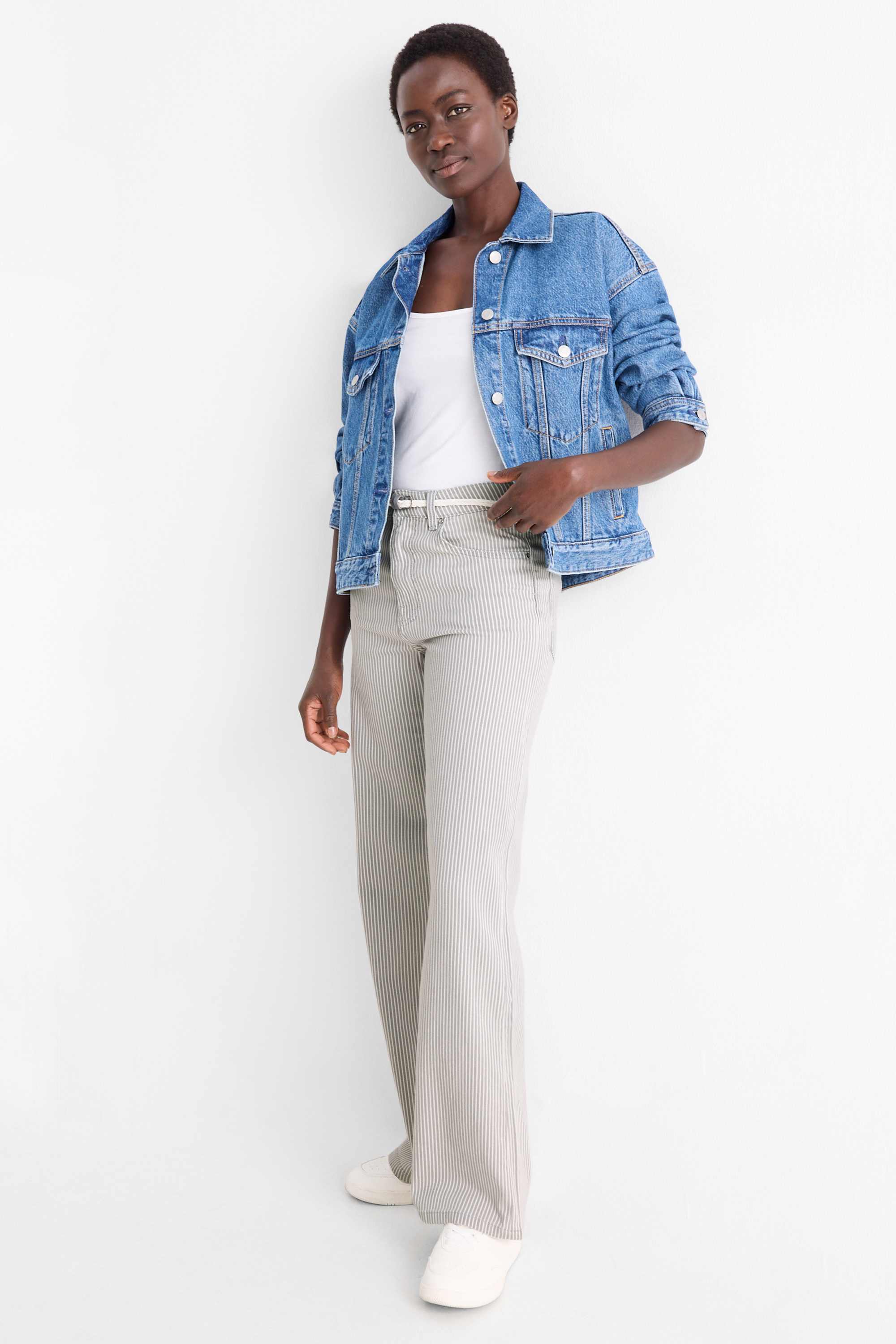 Wide leg jeans with belt - mid-rise waist - striped white / gray