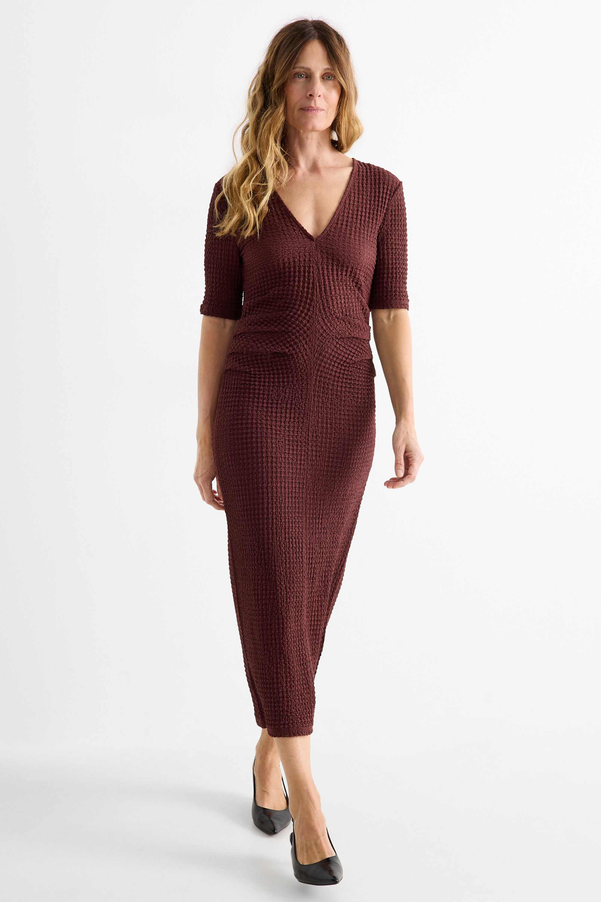 V-neck dress - straight fit - textured bordeaux