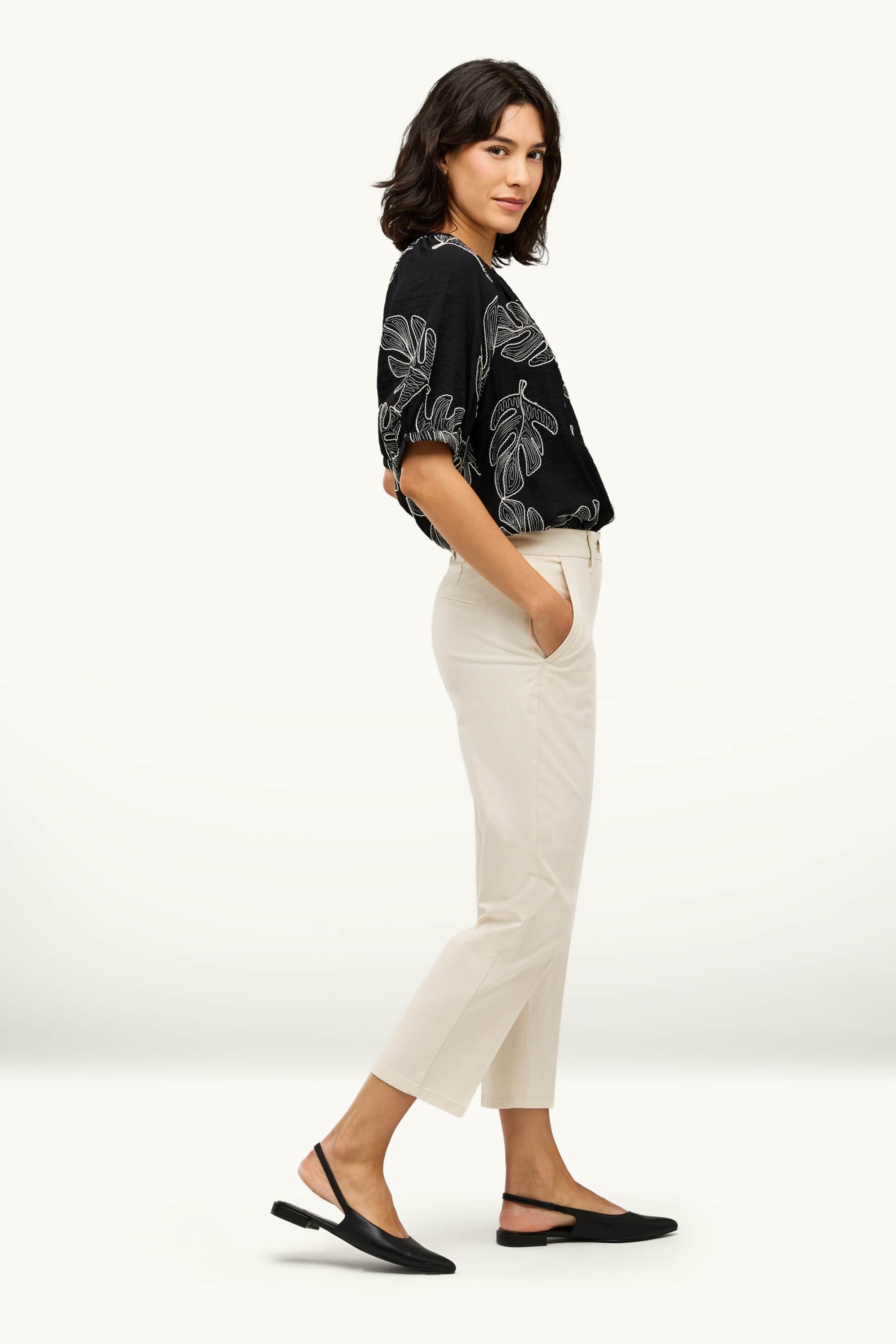Cloth trousers - mid-rise waist - tapered fit white