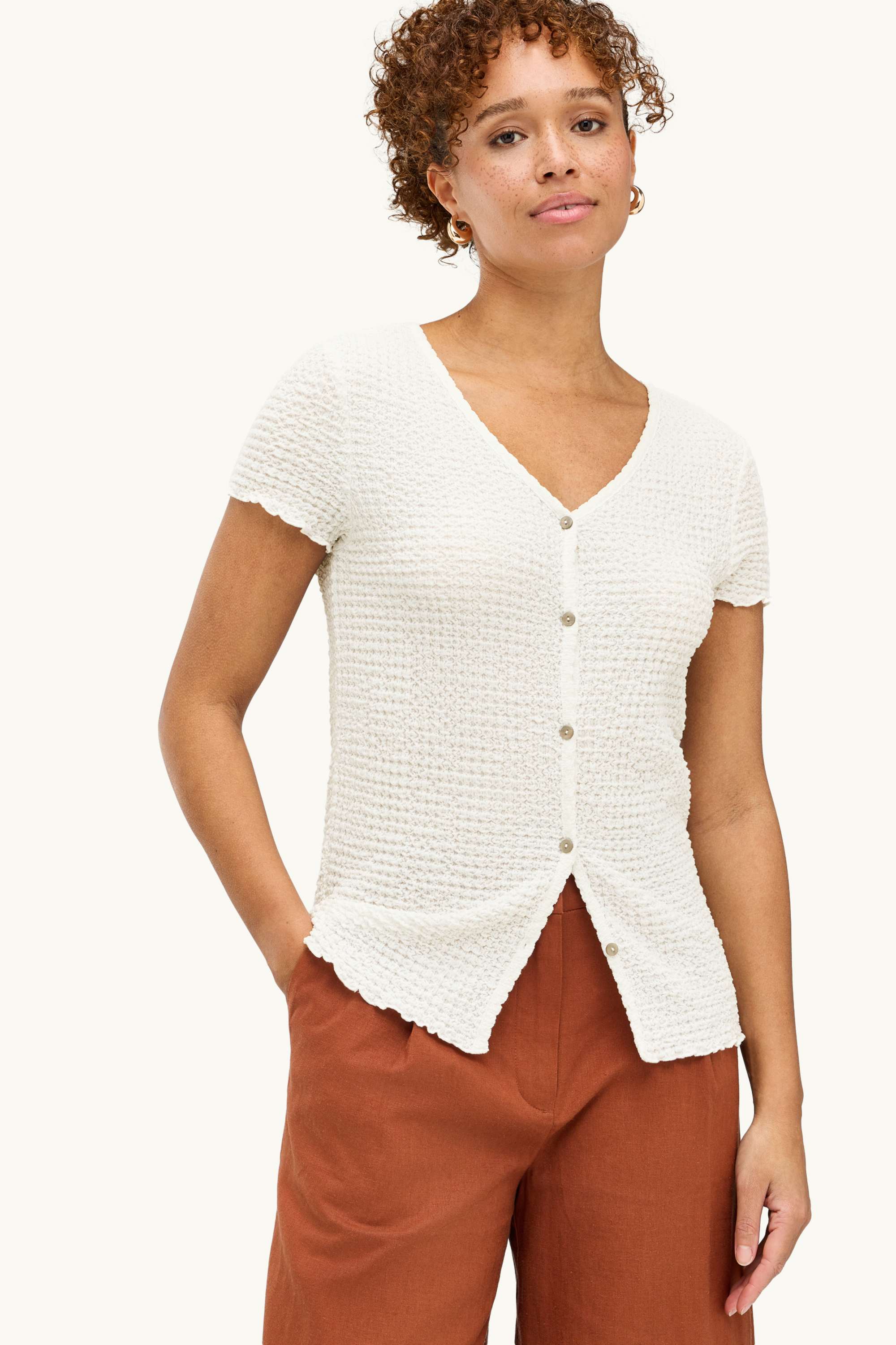 V-neck T-shirt with button placket - regular fit creme