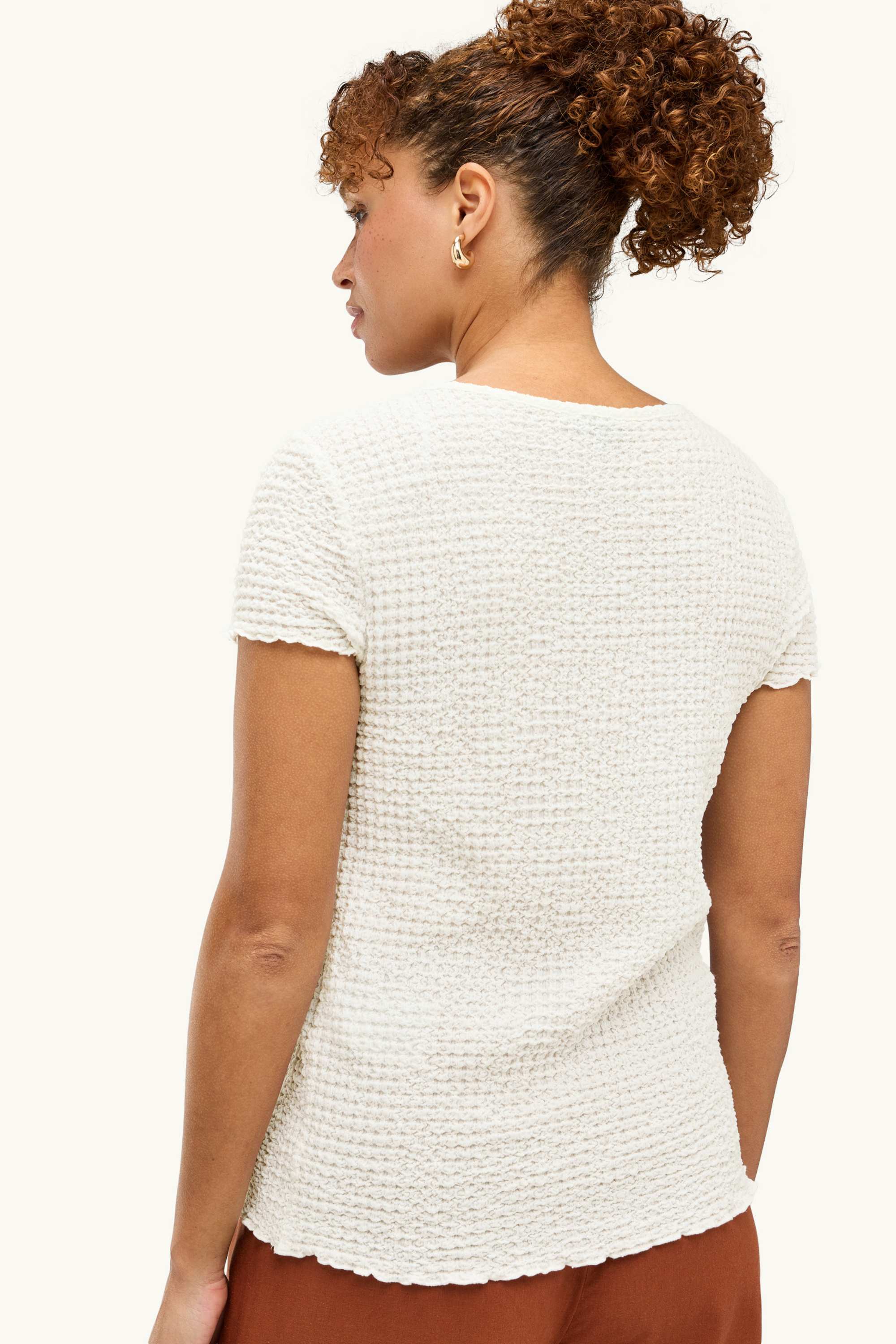 V-neck T-shirt with button placket - regular fit creme