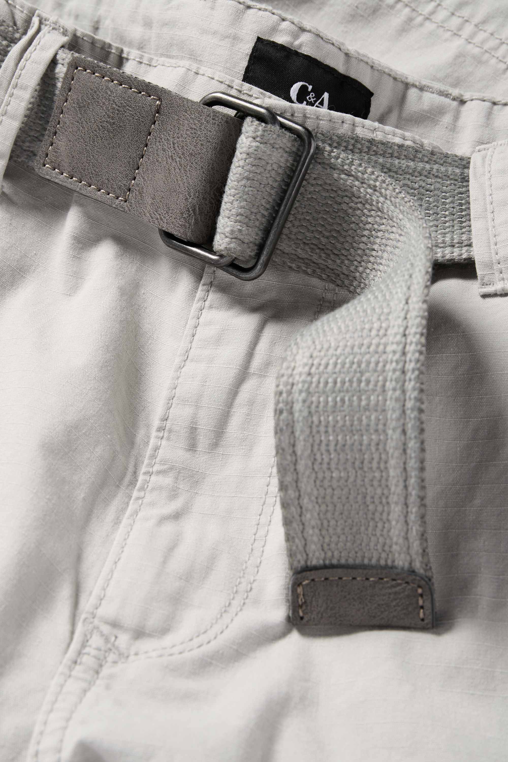 Cargo shorts with belt light gray