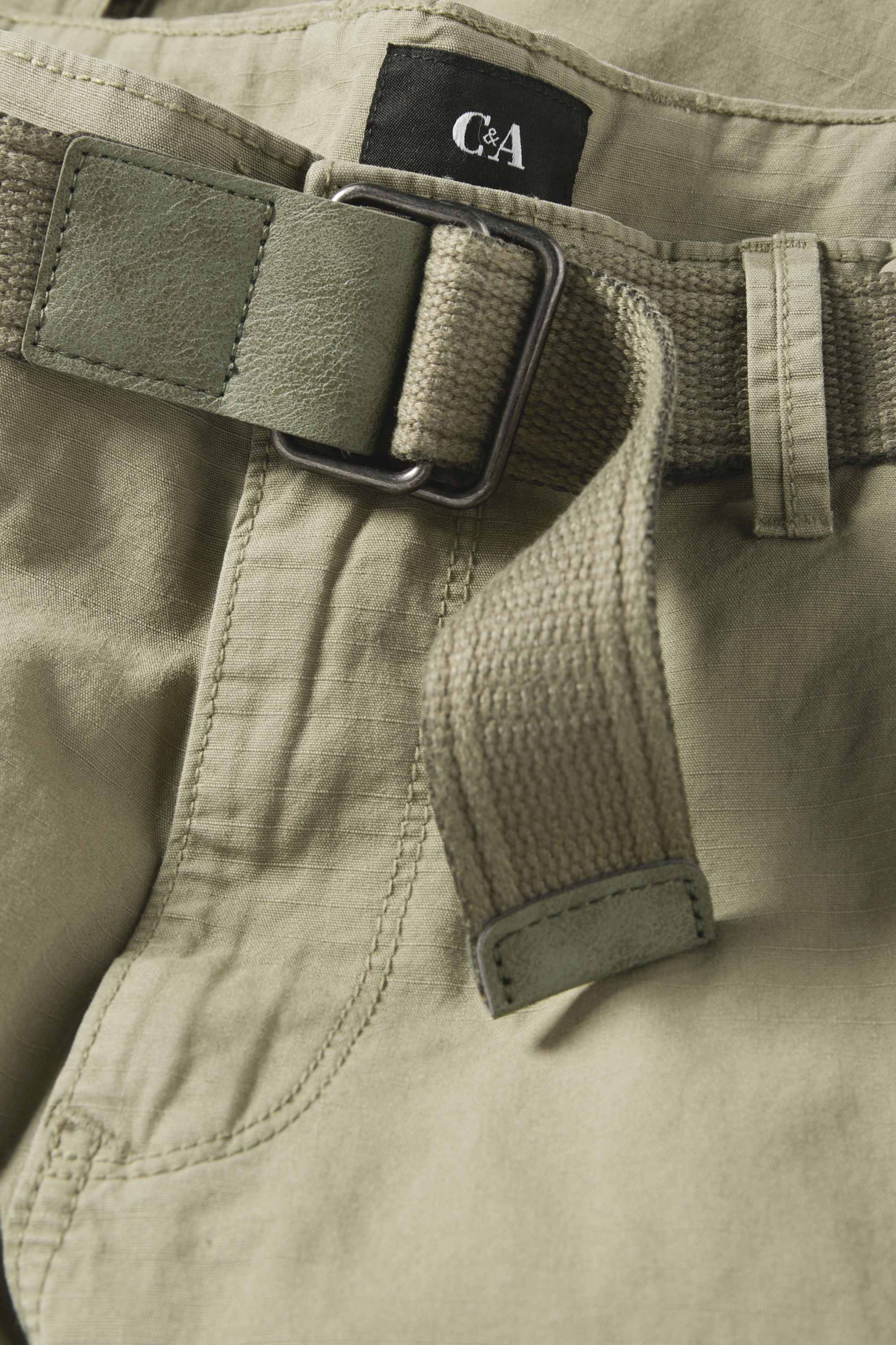 Cargo shorts with belt green