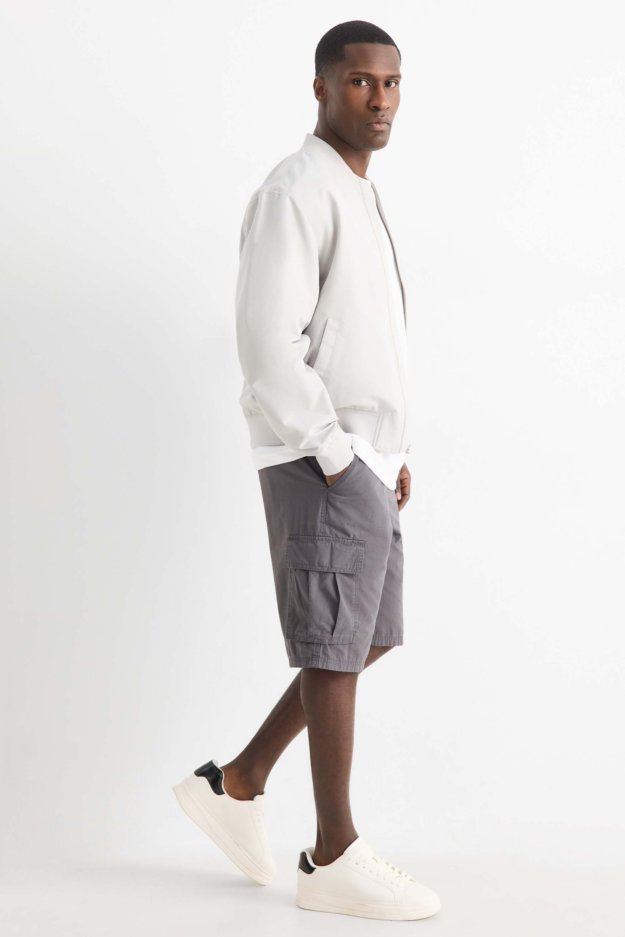 Cargo shorts with belt gray