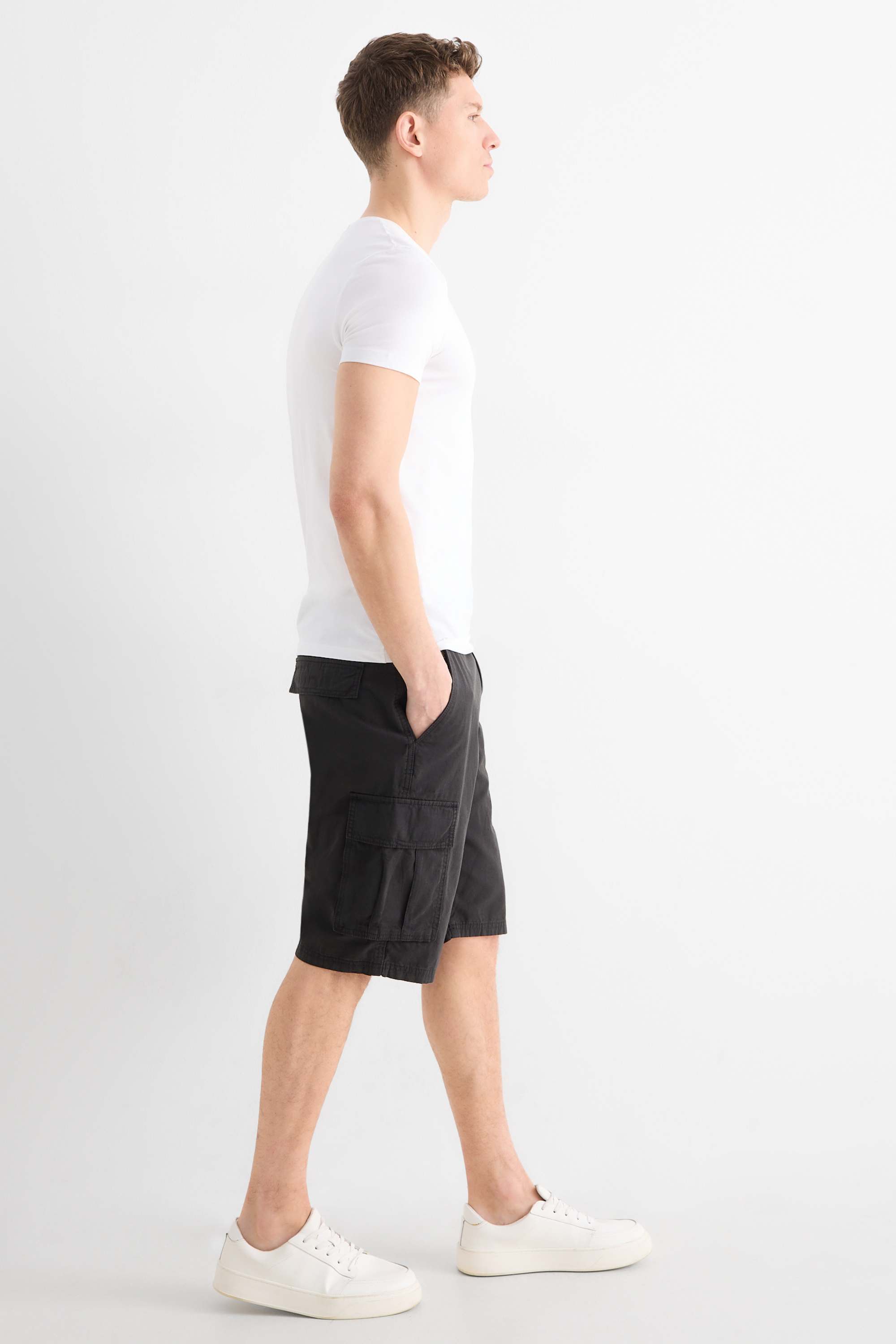 Cargo shorts with belt black