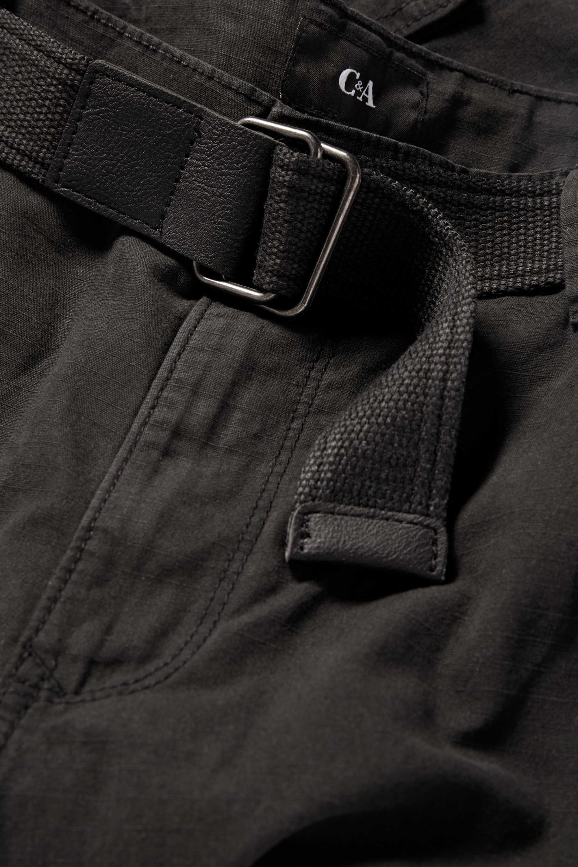 Cargo shorts with belt black