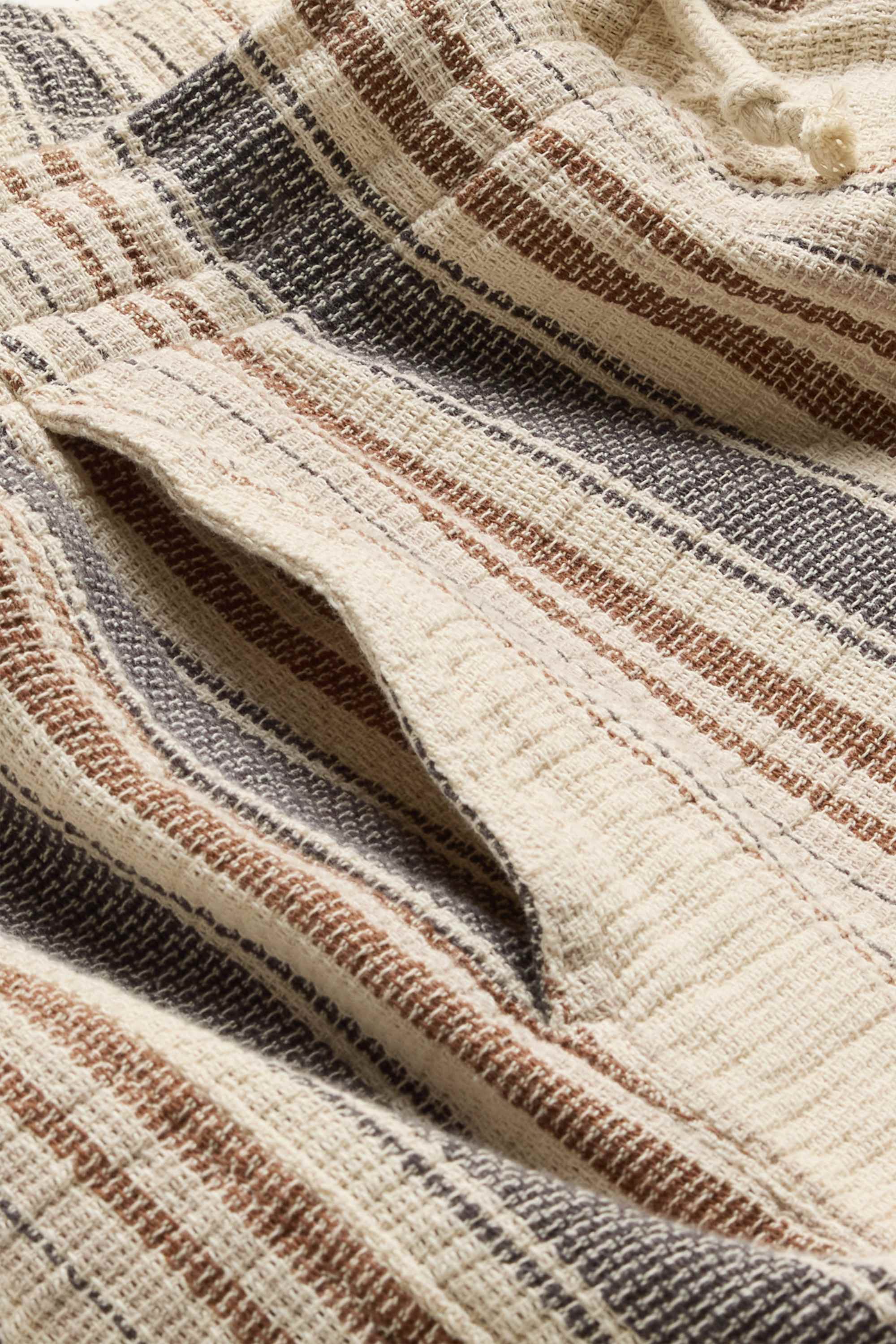 Shorts - striped - textured beige