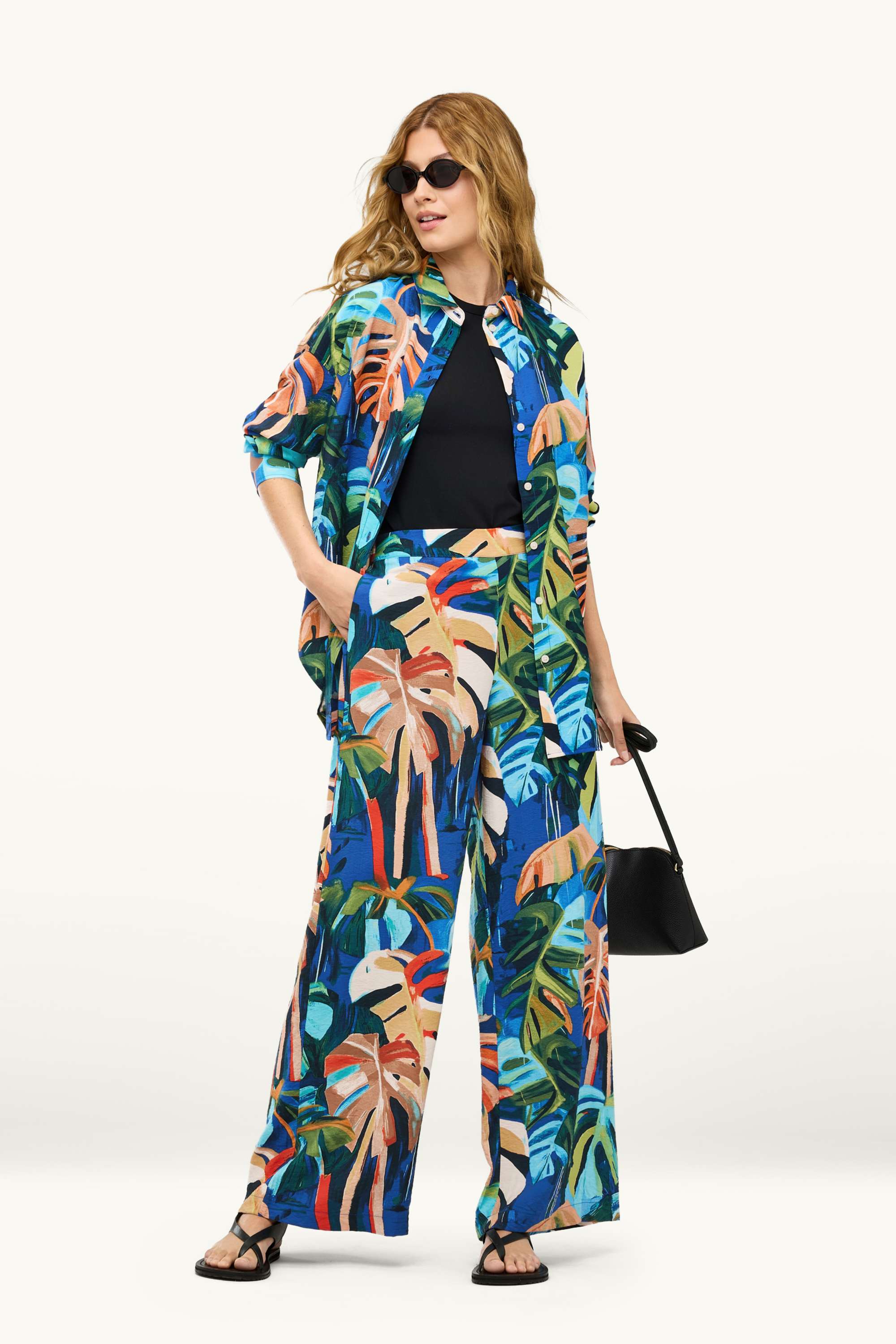 Cloth trousers - high waist - wide leg - patterned blue