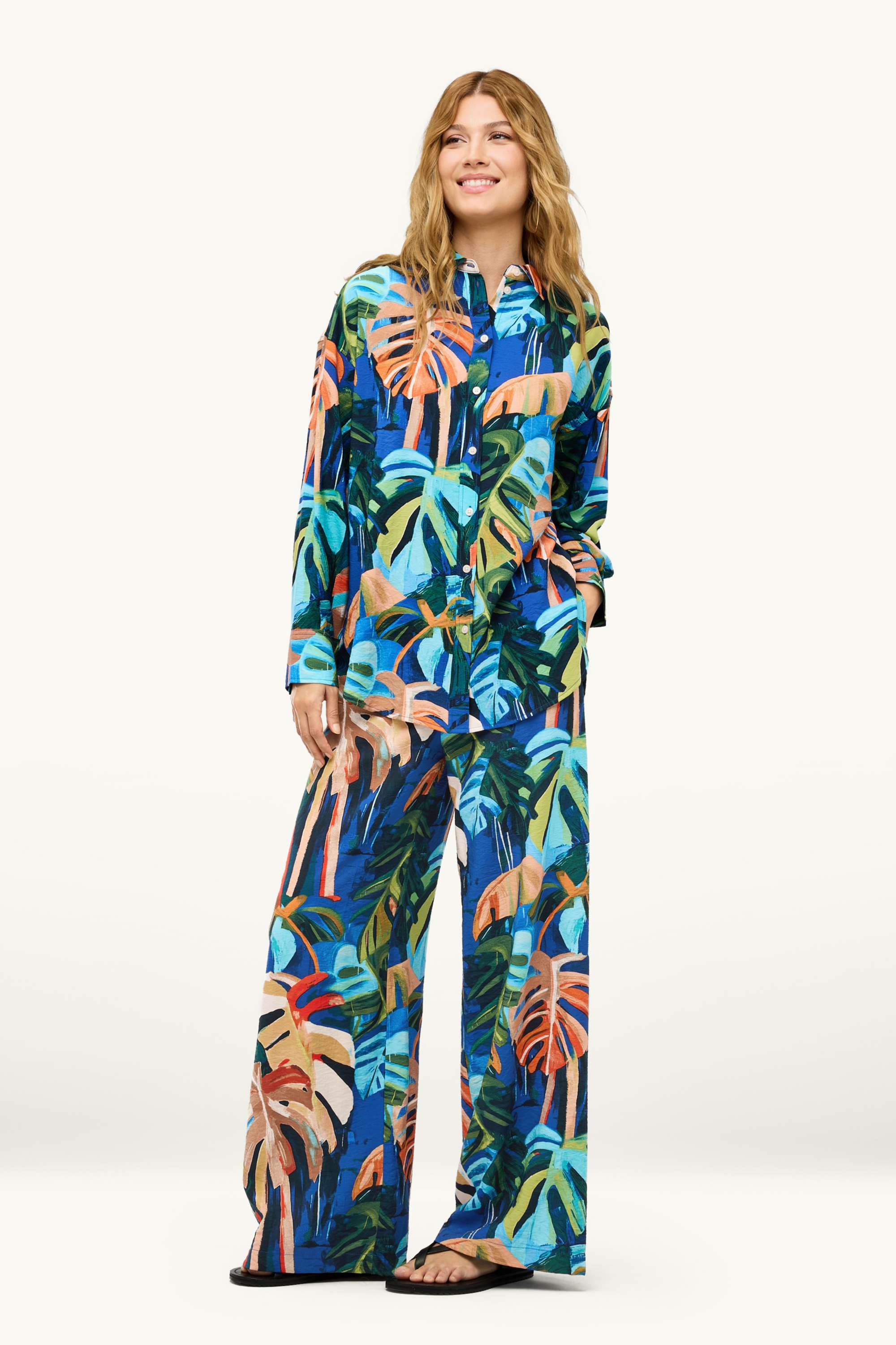 Cloth trousers - high waist - wide leg - patterned blue