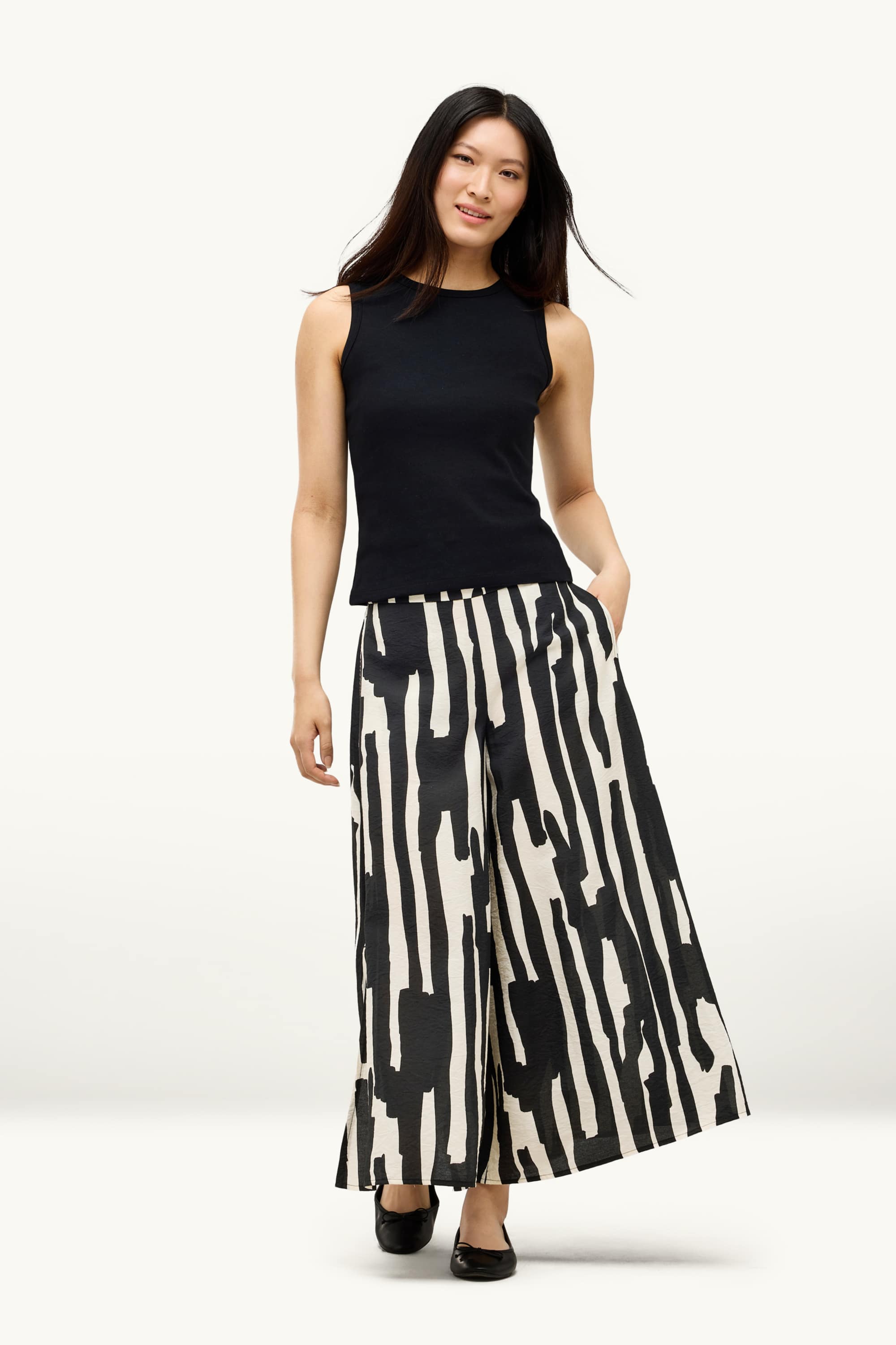 Cloth trousers - high waist - wide leg - patterned black / white
