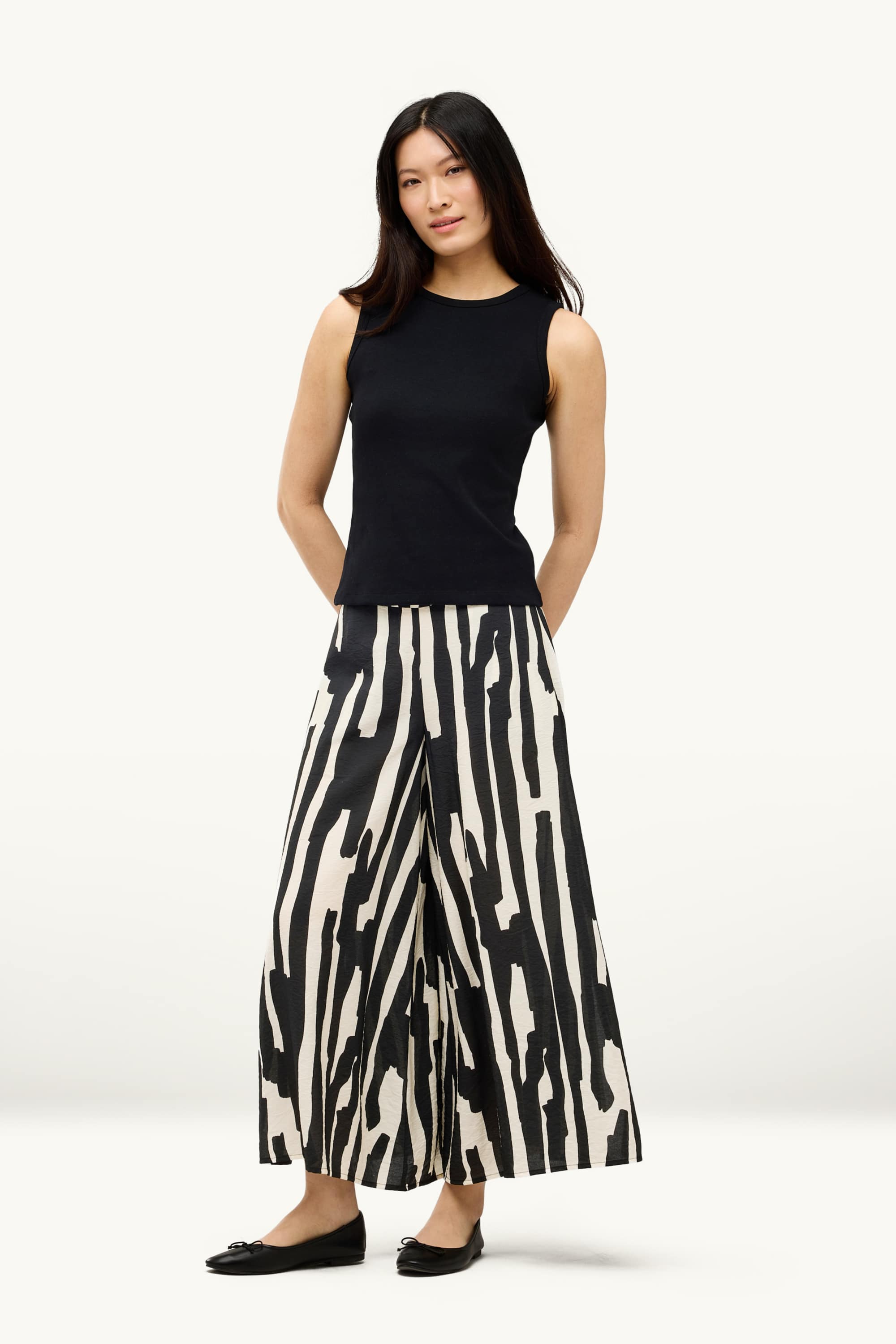 Cloth trousers - high waist - wide leg - patterned black / white