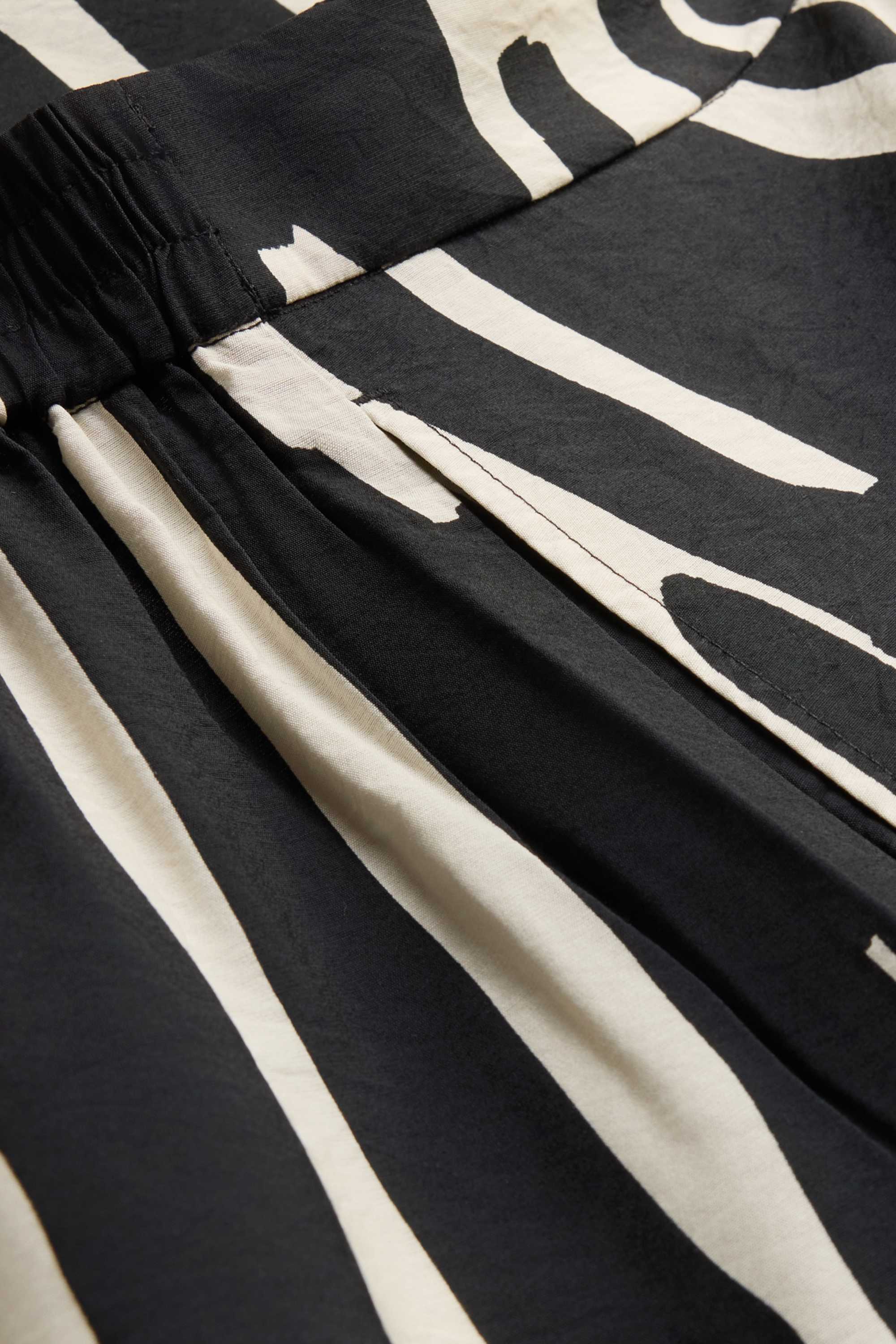 Cloth trousers - high waist - wide leg - patterned black / white