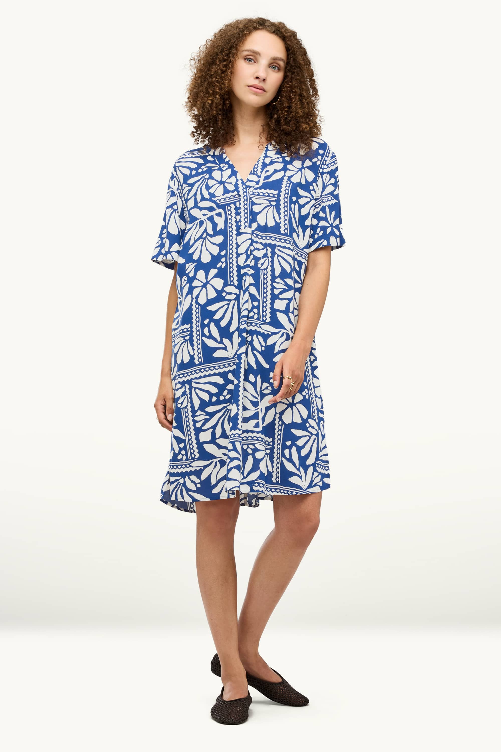 V-neck dress - patterned blue / white