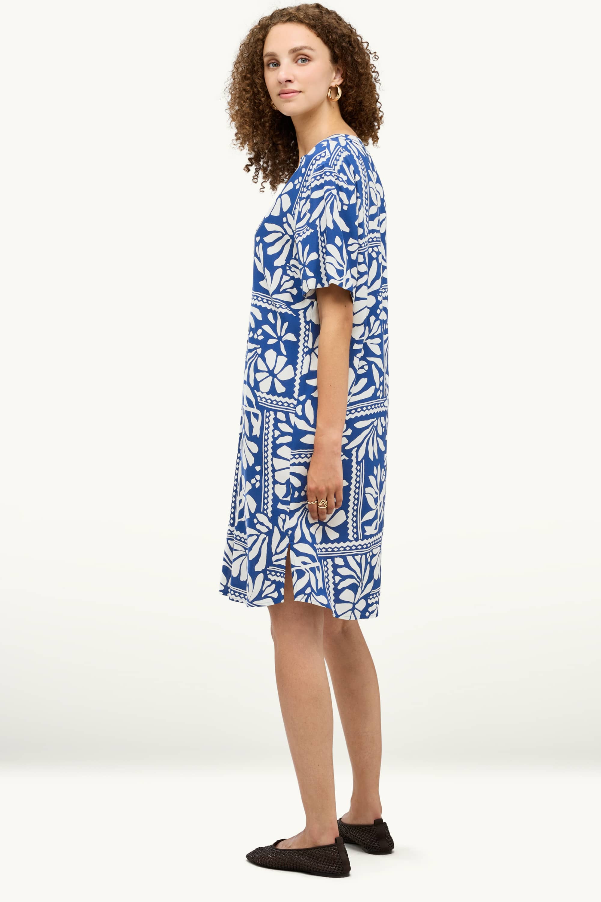 V-neck dress - patterned blue / white