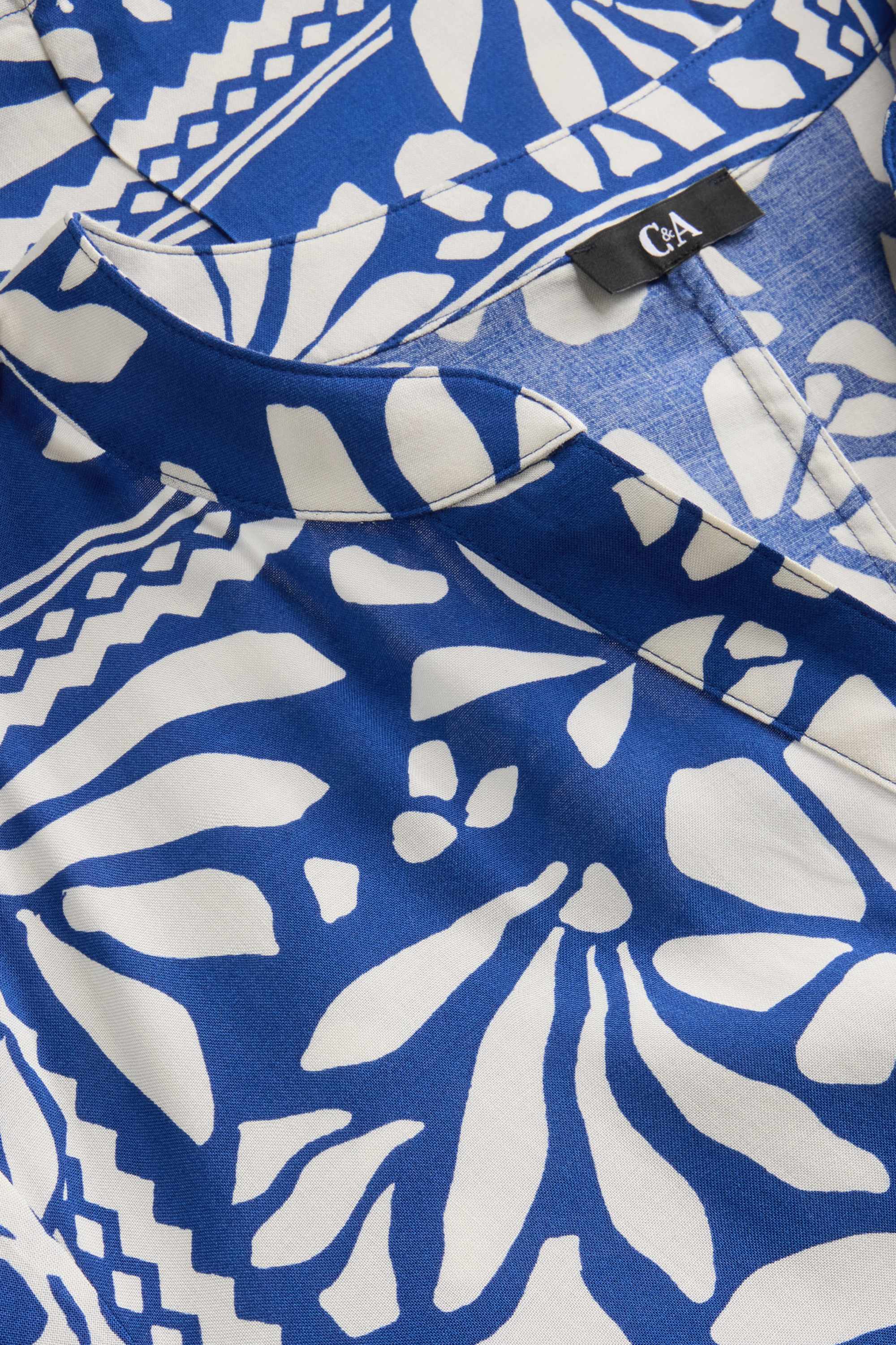 V-neck dress - patterned blue / white
