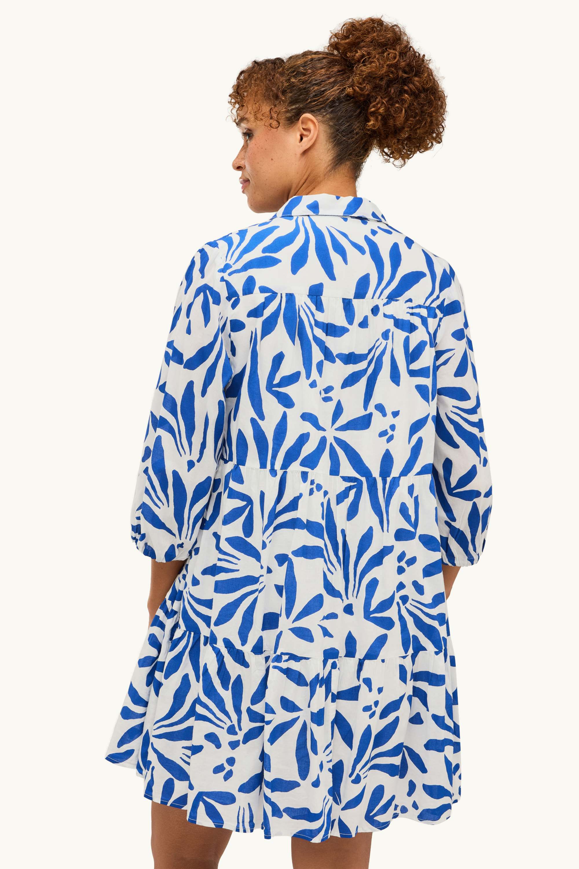 A-line dress - patterned white / blue